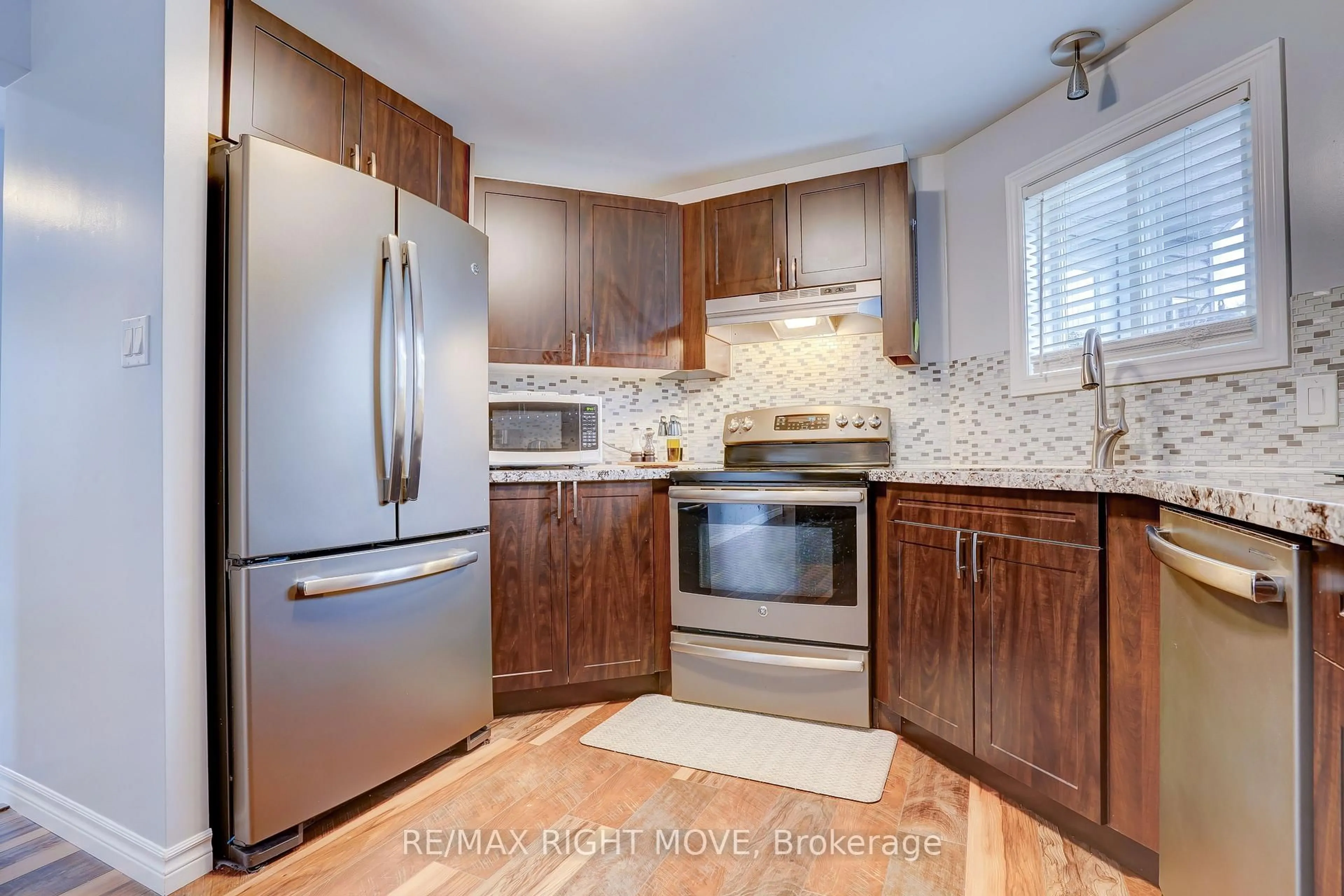 Standard kitchen, unknown for 447 13 Line, Oro-Medonte Ontario L3V 1T0