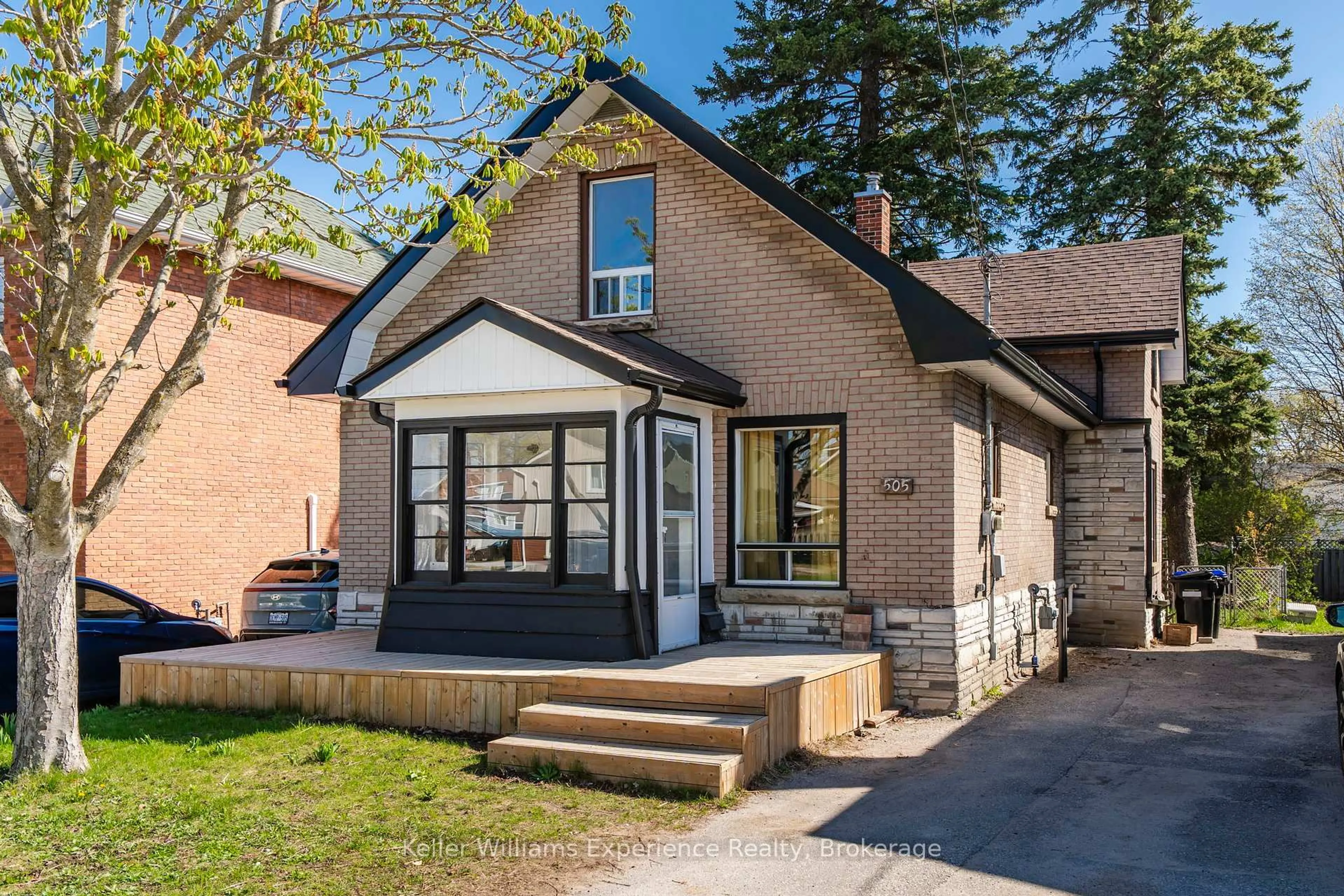 Home with brick exterior material, street for 505 Wellington St, Midland Ontario L4R 3J7