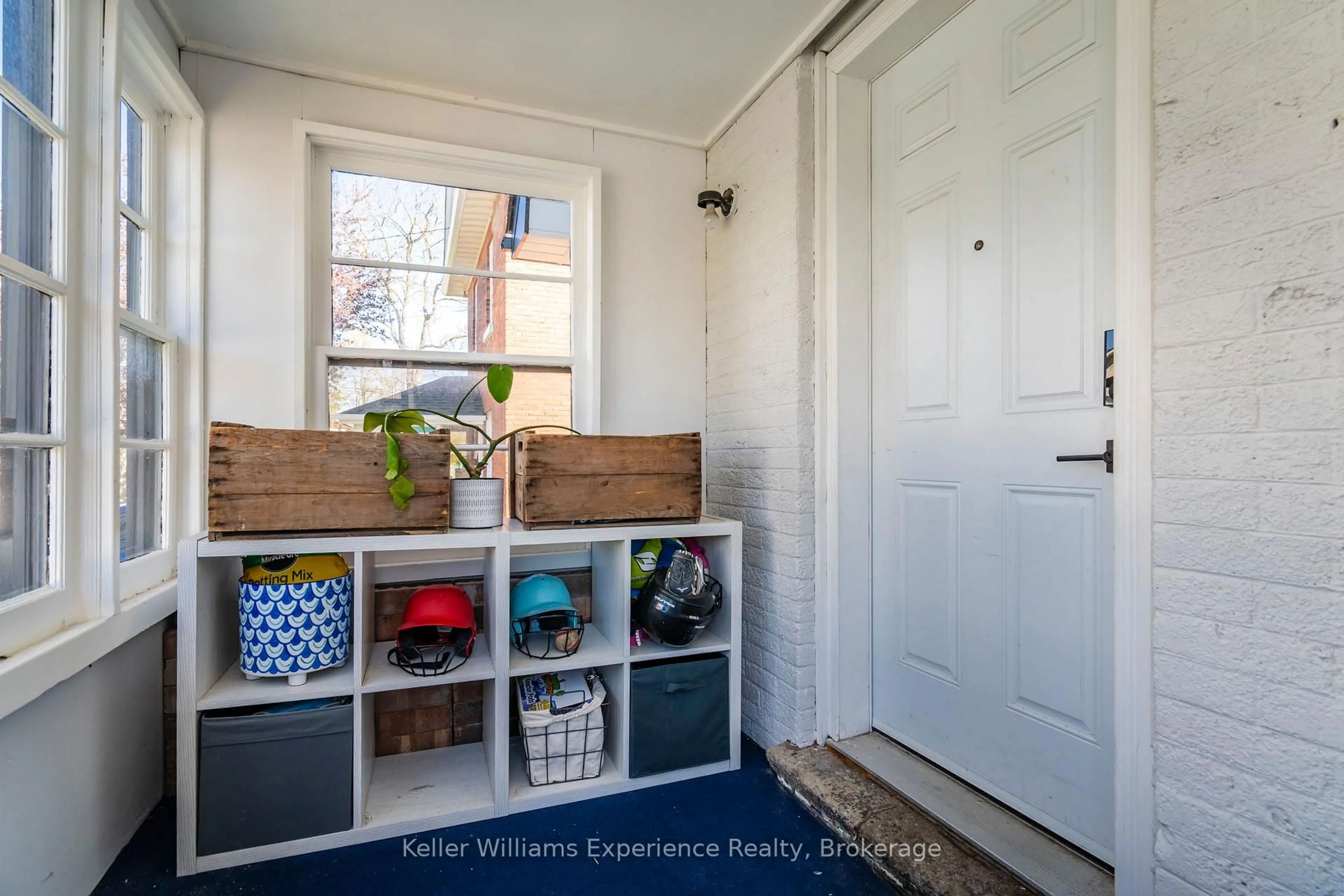 Indoor entryway for 505 Wellington St, Midland Ontario L4R 3J7