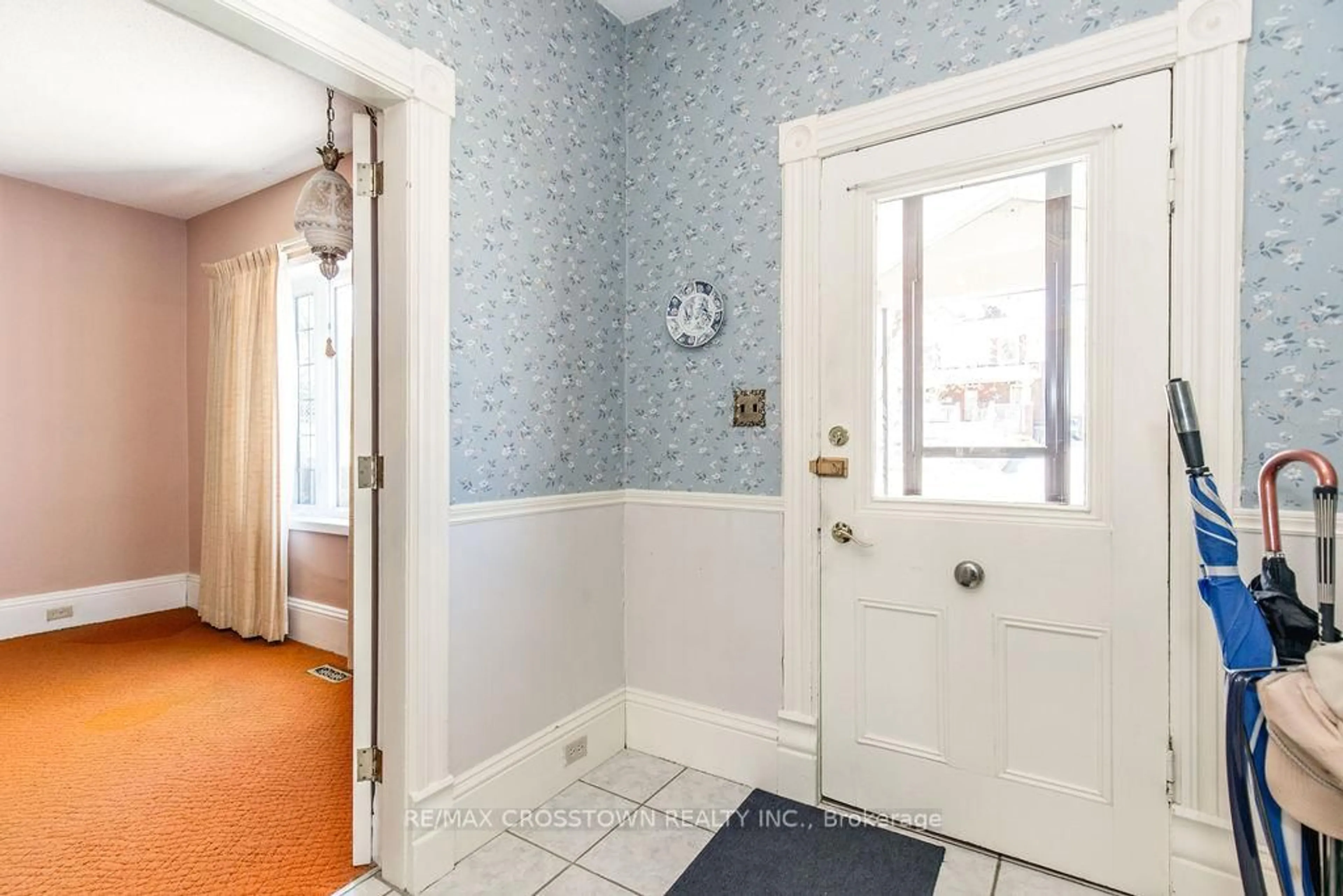 Indoor entryway for 93 Jarvis St, Orillia Ontario L3V 2A4