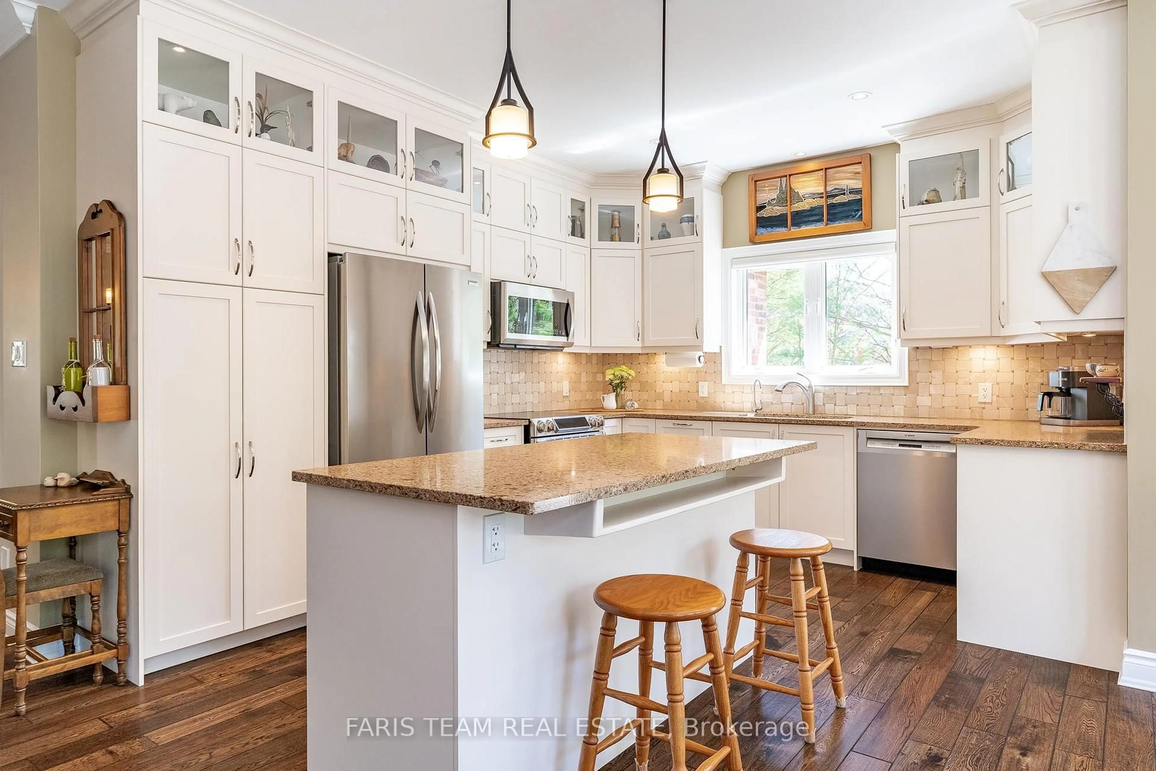 Open concept kitchen, unknown for 4 Topaz Crt, Oro-Medonte Ontario L0L 2E0