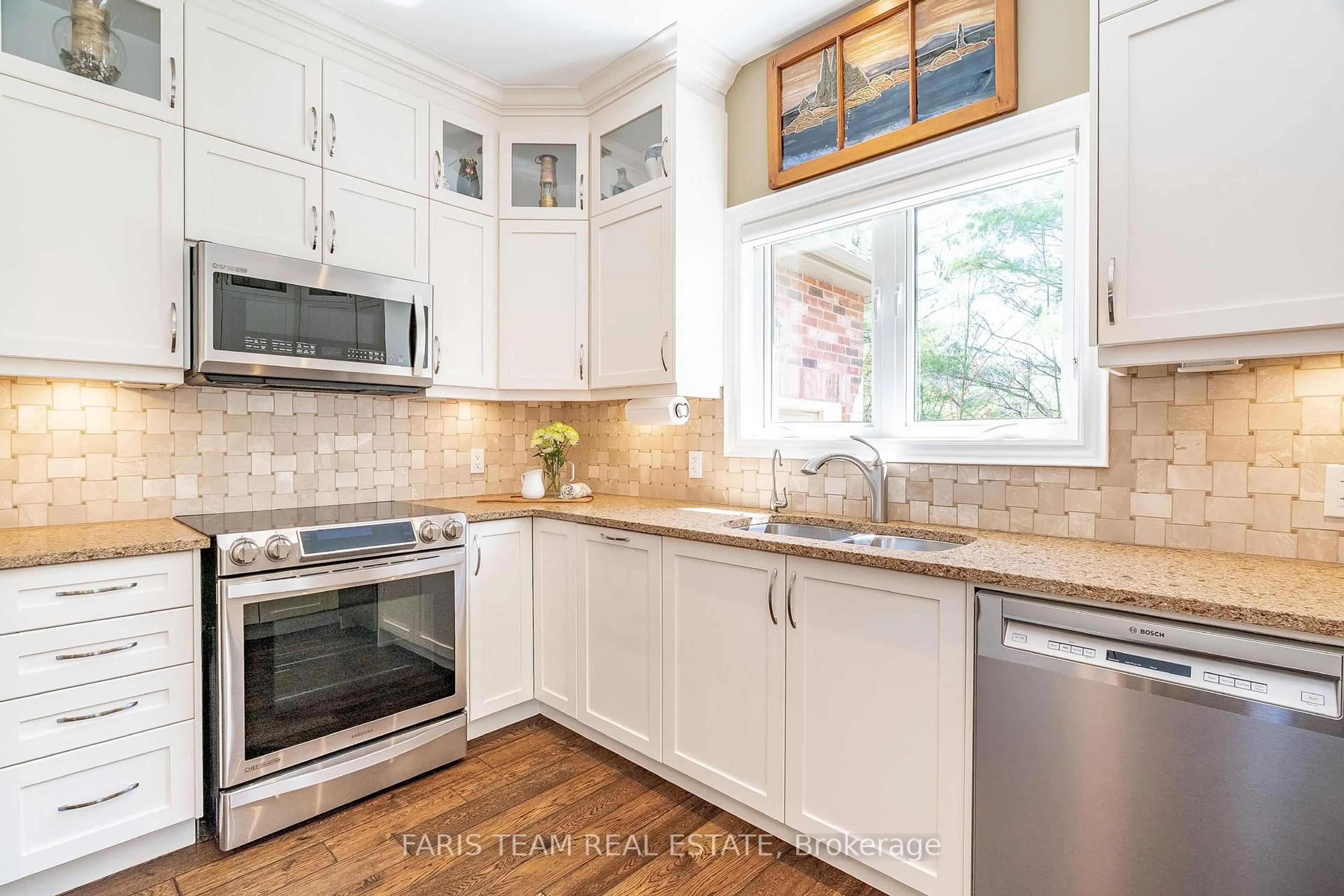 Open concept kitchen, ceramic/tile floor for 4 Topaz Crt, Oro-Medonte Ontario L0L 2E0
