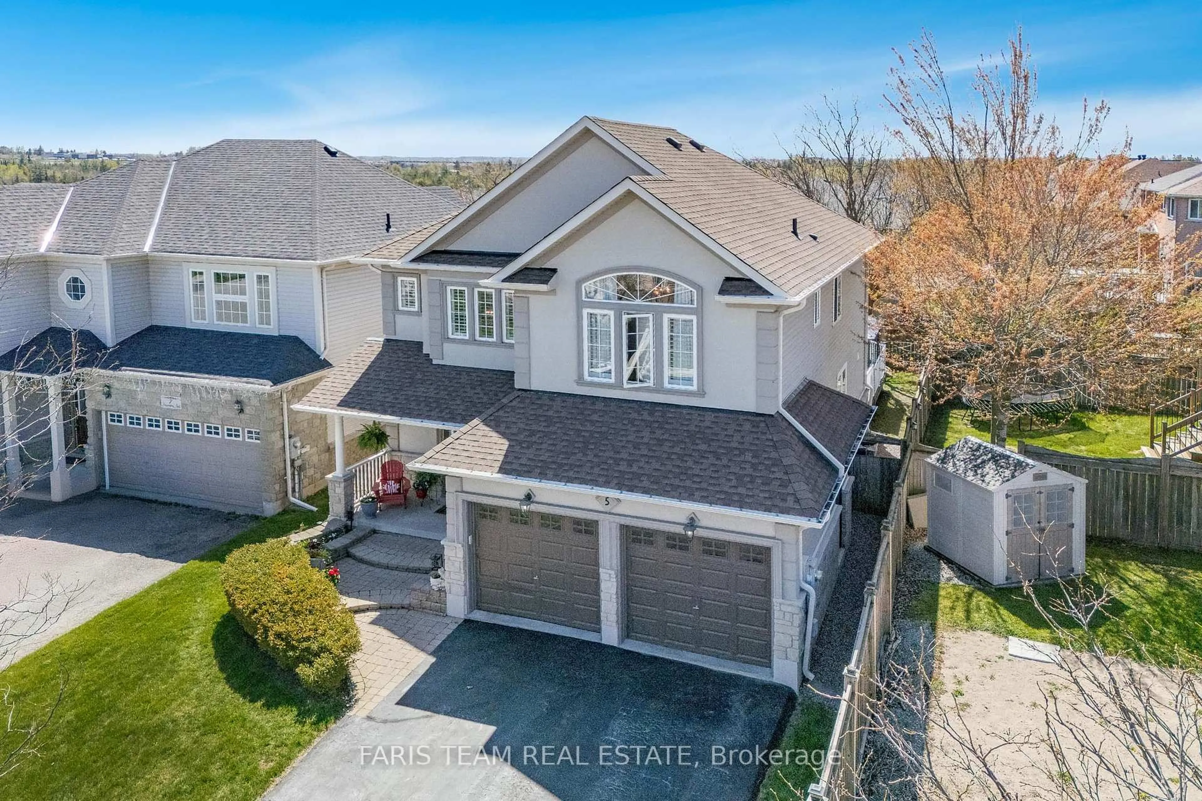 A pic from outside/outdoor area/front of a property/back of a property/a pic from drone, street for 5 Sovereign's Gate, Barrie Ontario L4N 0K7