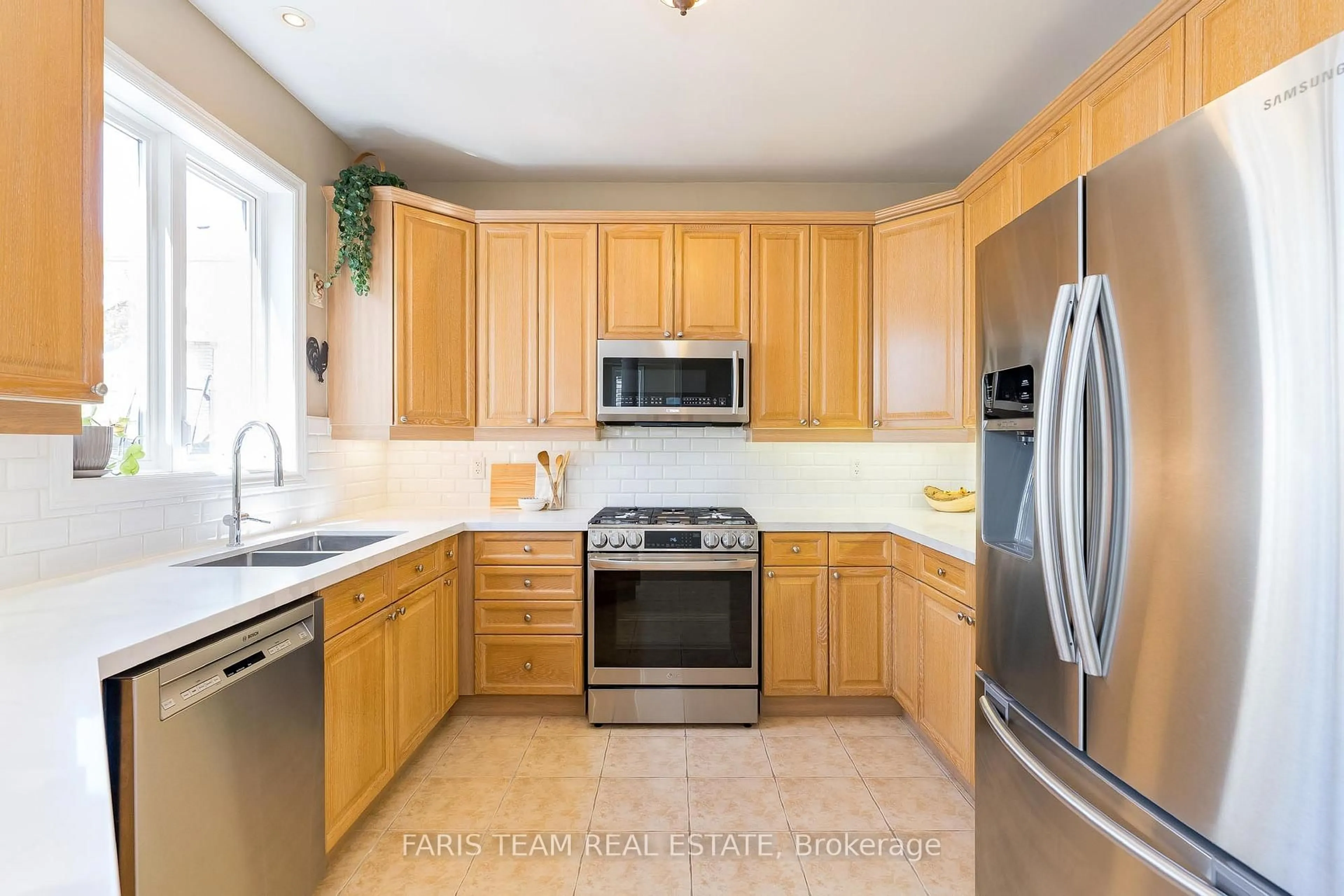 Standard kitchen, unknown for 5 Sovereign's Gate, Barrie Ontario L4N 0K7