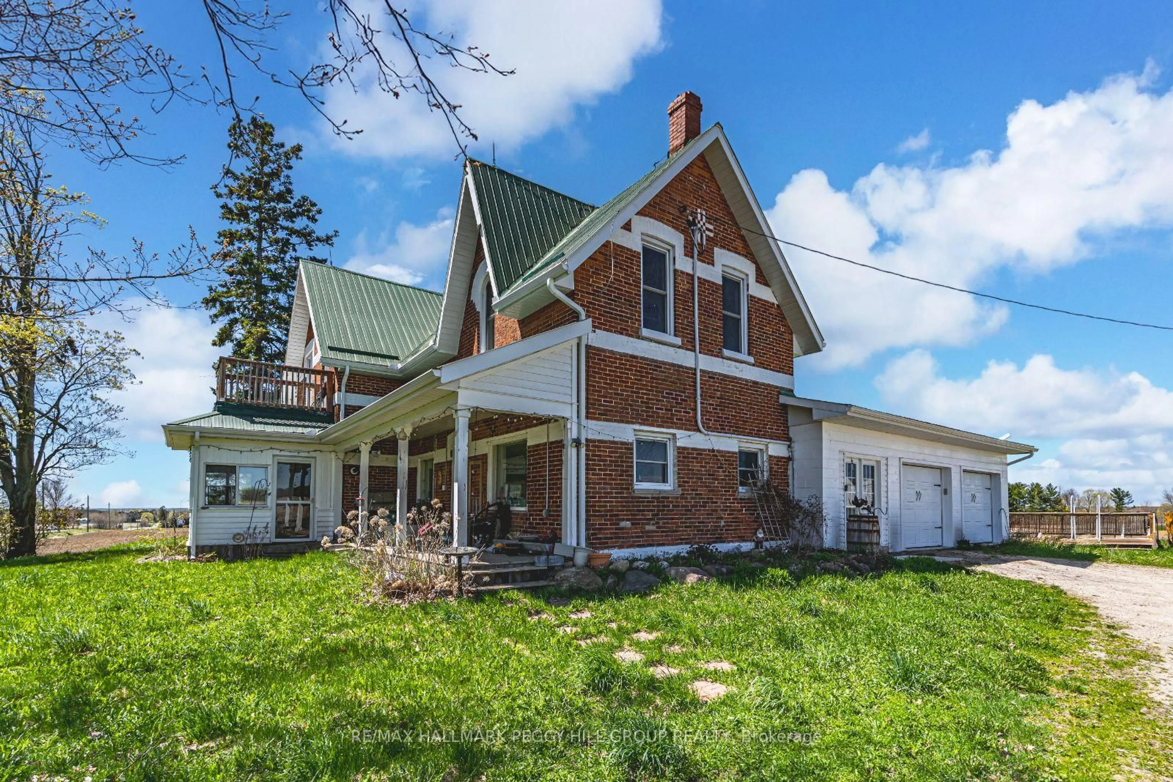 A pic from outside/outdoor area/front of a property/back of a property/a pic from drone, building for 650 Mertz Corner Rd, Tiny Ontario L0K 2E1