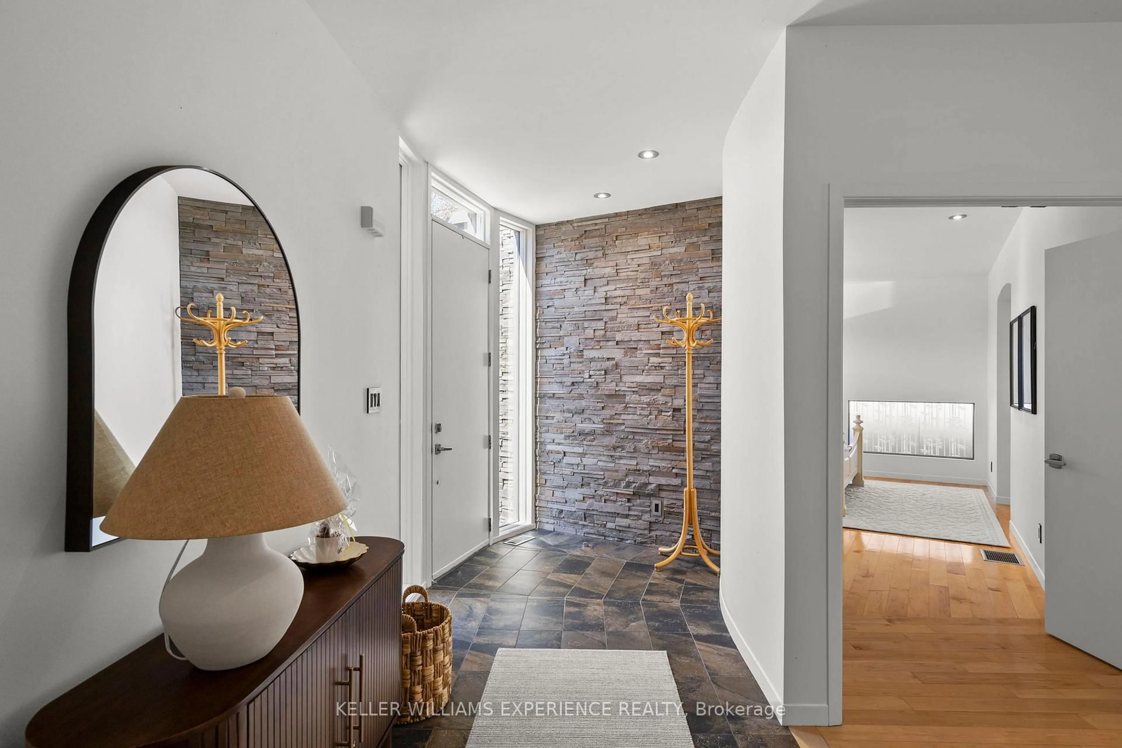 Indoor entryway for 183 Cedar Island Rd, Orillia Ontario L3V 1T2