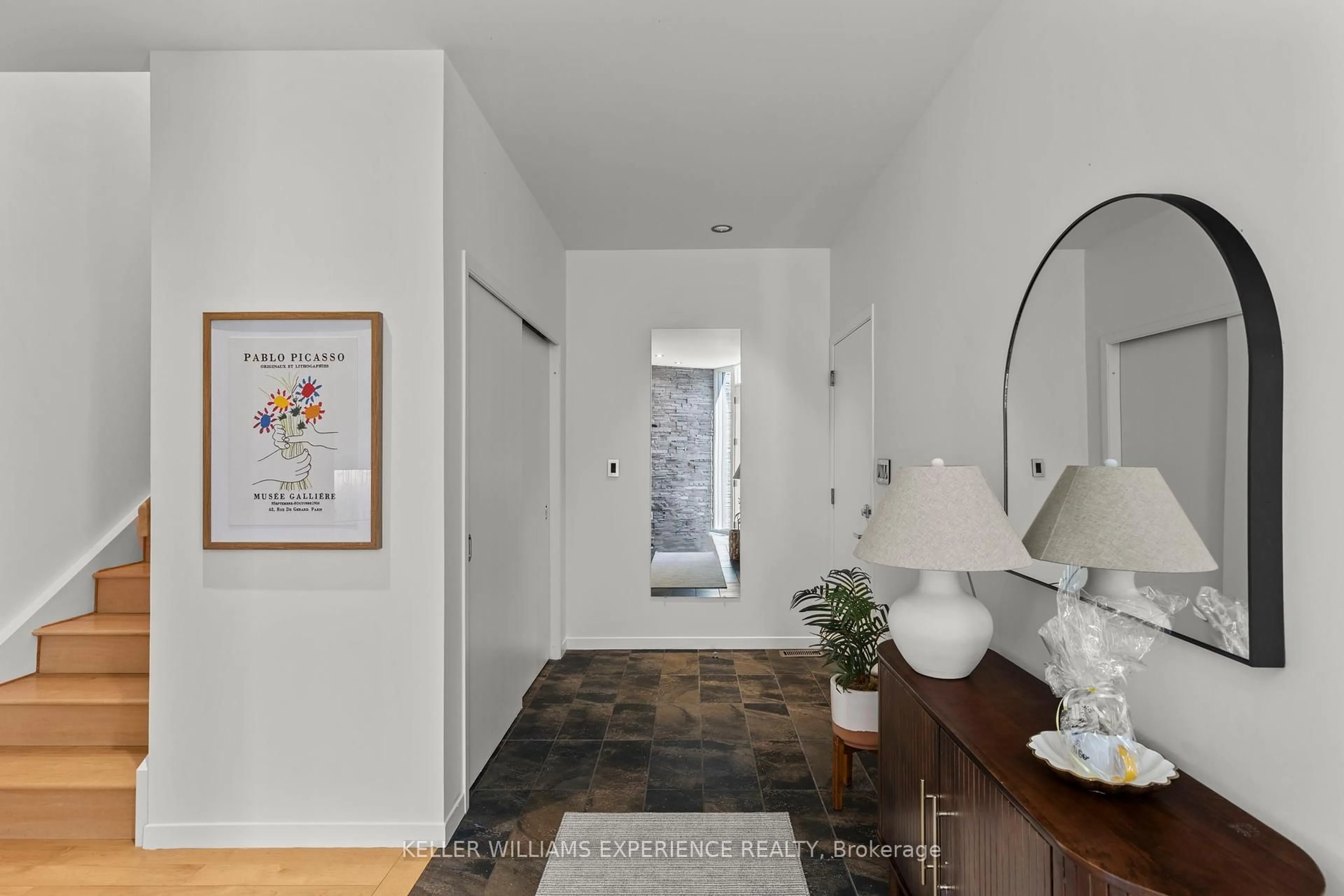 Indoor entryway for 183 Cedar Island Rd, Orillia Ontario L3V 1T2