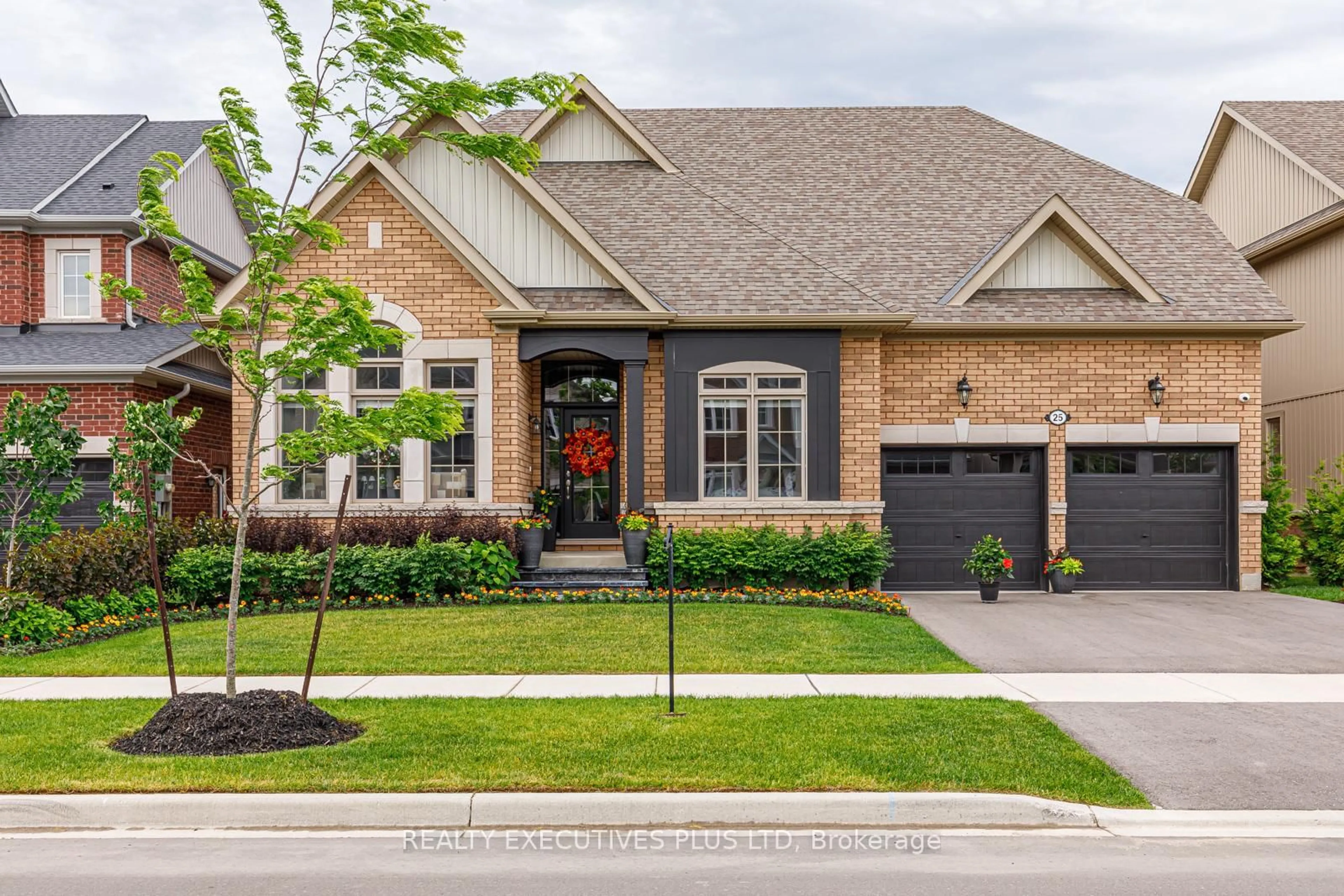 Home with brick exterior material, street for 25 Mclean Ave, Collingwood Ontario L9Y 3V2
