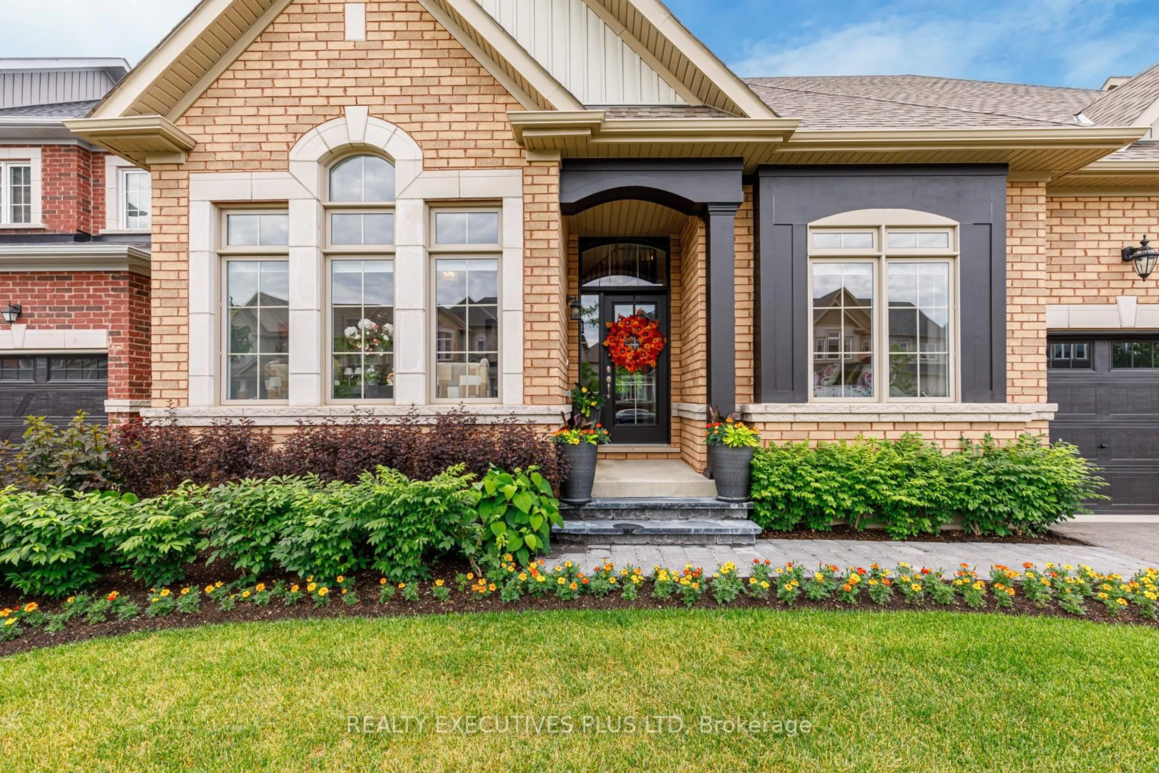 Home with brick exterior material, street for 25 Mclean Ave, Collingwood Ontario L9Y 3V2