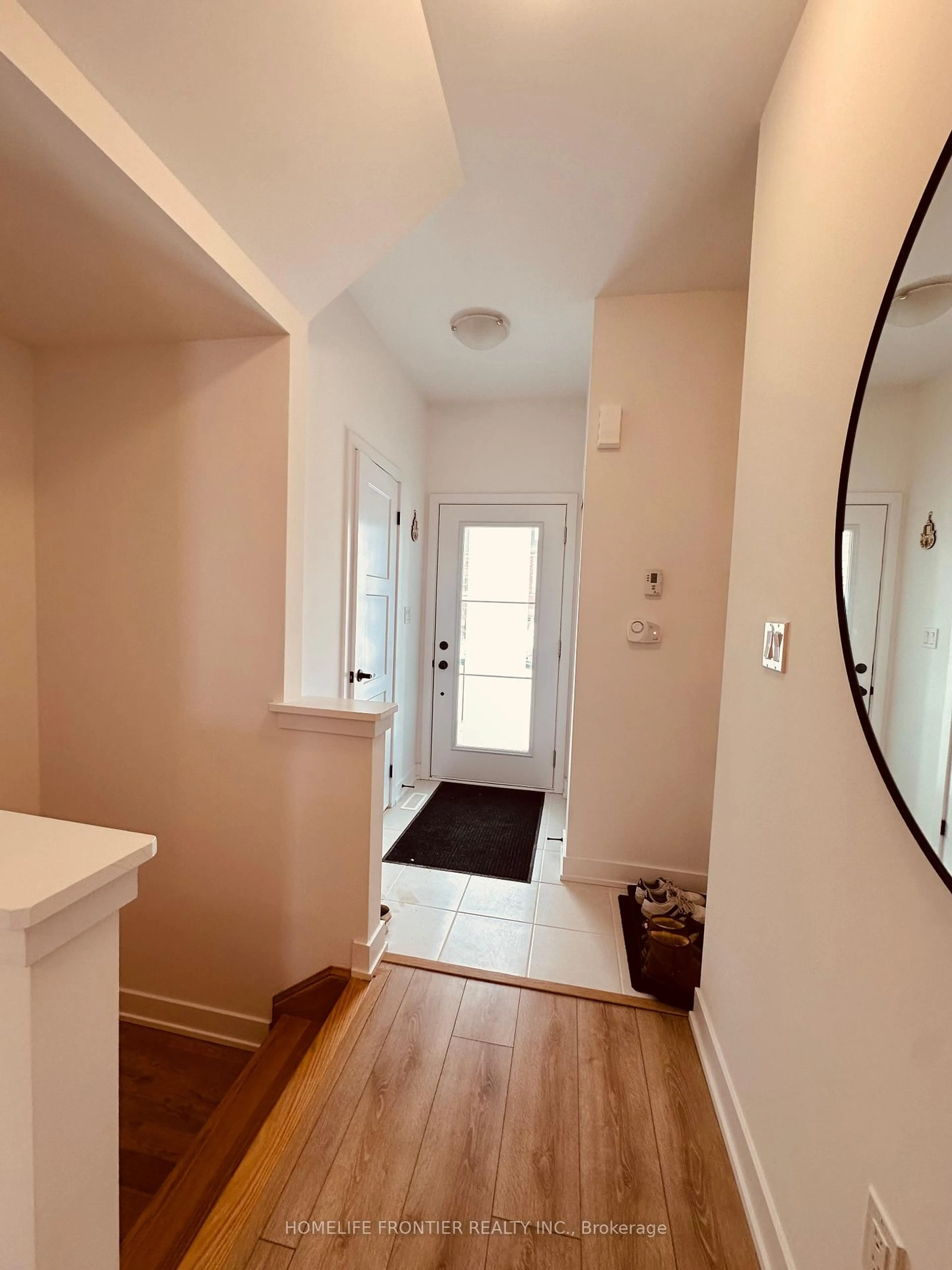 Indoor entryway for 31 Hay Lane, Barrie Ontario L9J 0V5