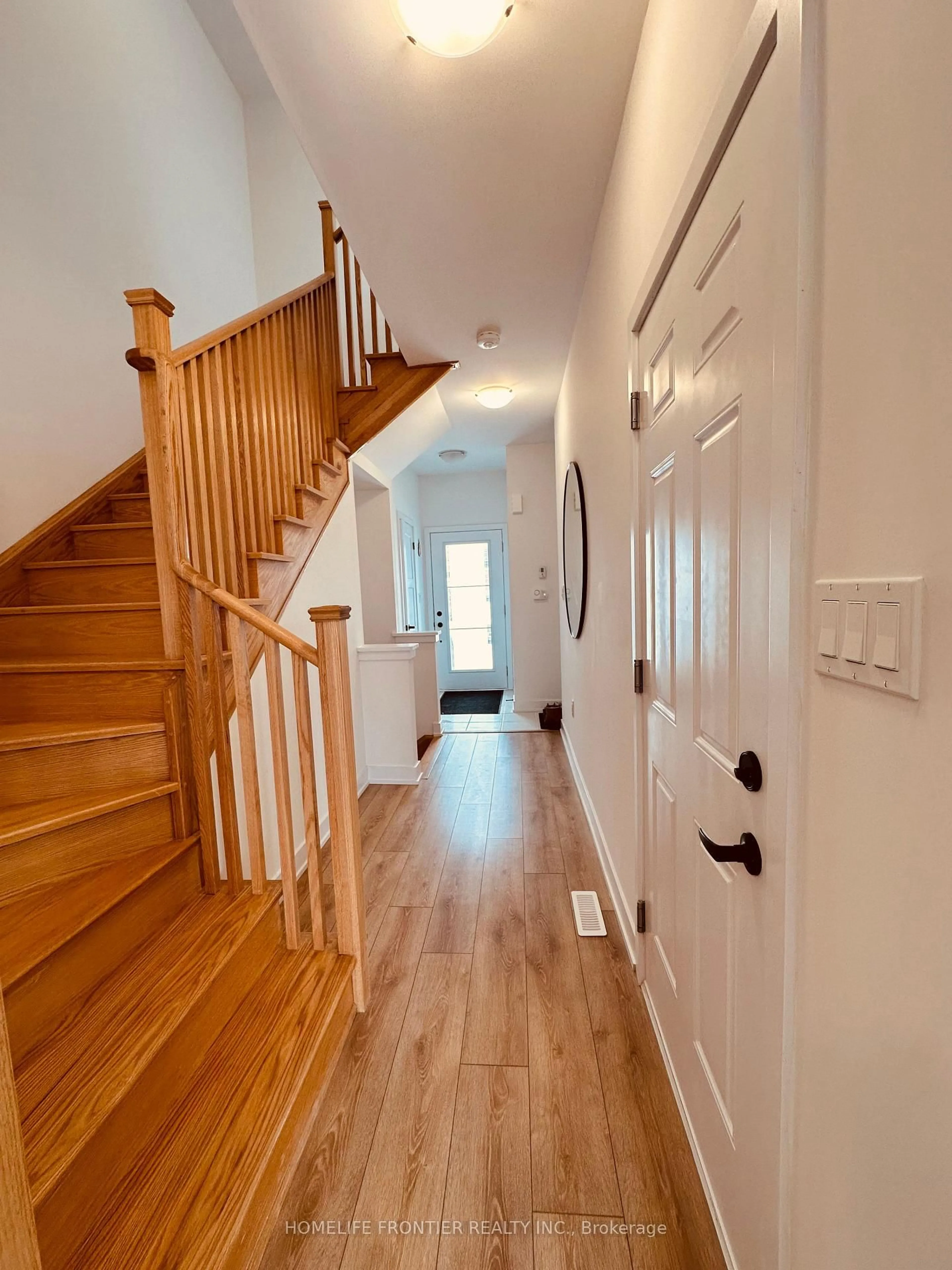 Indoor entryway for 31 Hay Lane, Barrie Ontario L9J 0V5