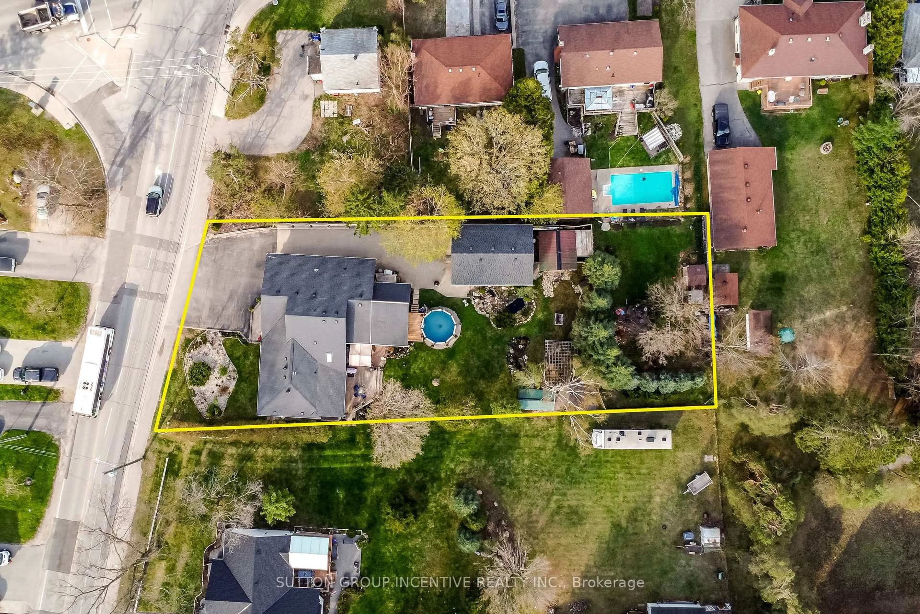 A pic from outside/outdoor area/front of a property/back of a property/a pic from drone, street for 287 Edgehill Dr, Barrie Ontario L4N 9X5