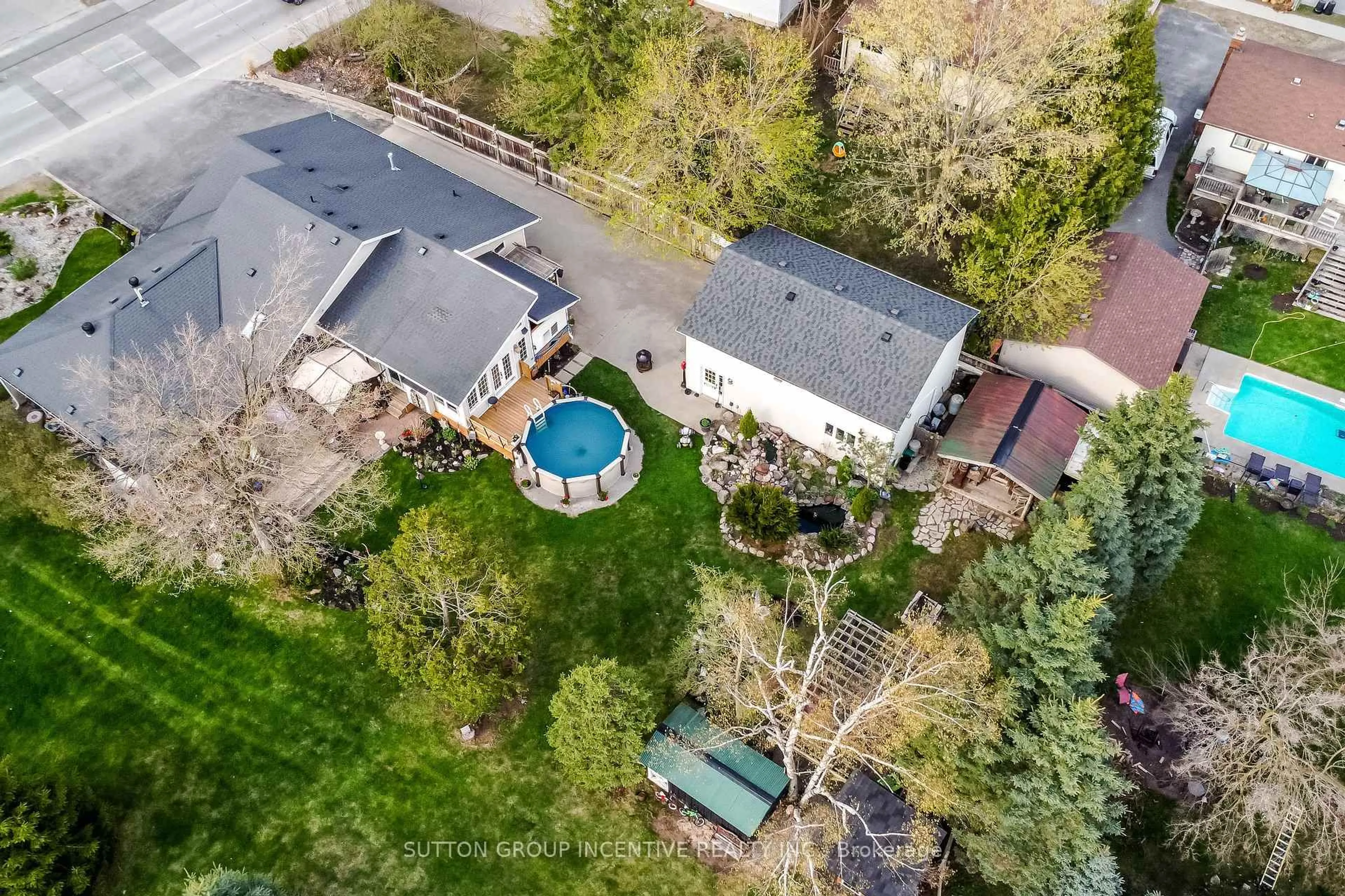 A pic from outside/outdoor area/front of a property/back of a property/a pic from drone, street for 287 Edgehill Dr, Barrie Ontario L4N 9X5