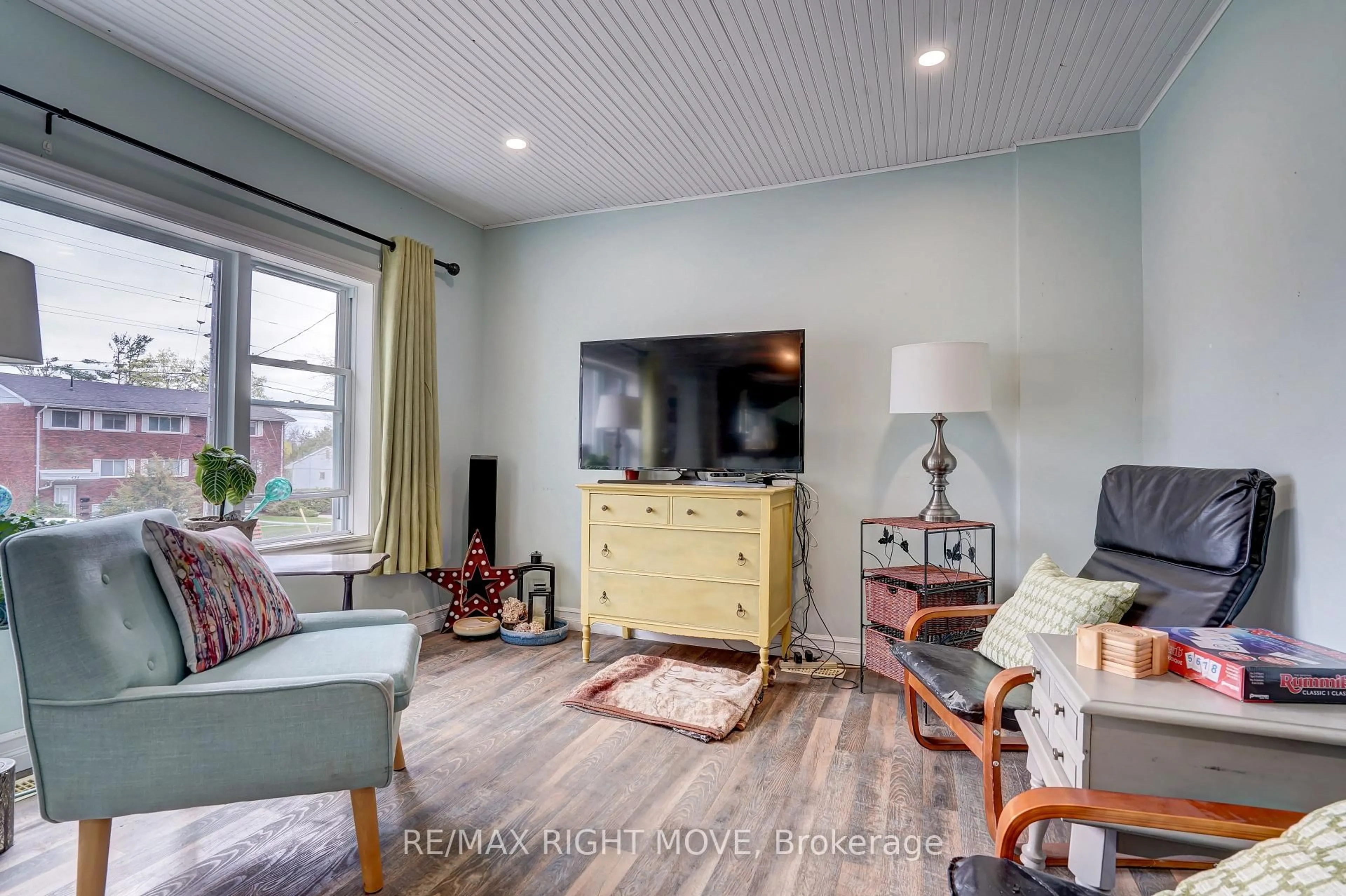 Living room with furniture, wood/laminate floor for 439 Sundial Dr, Orillia Ontario L3V 4A7