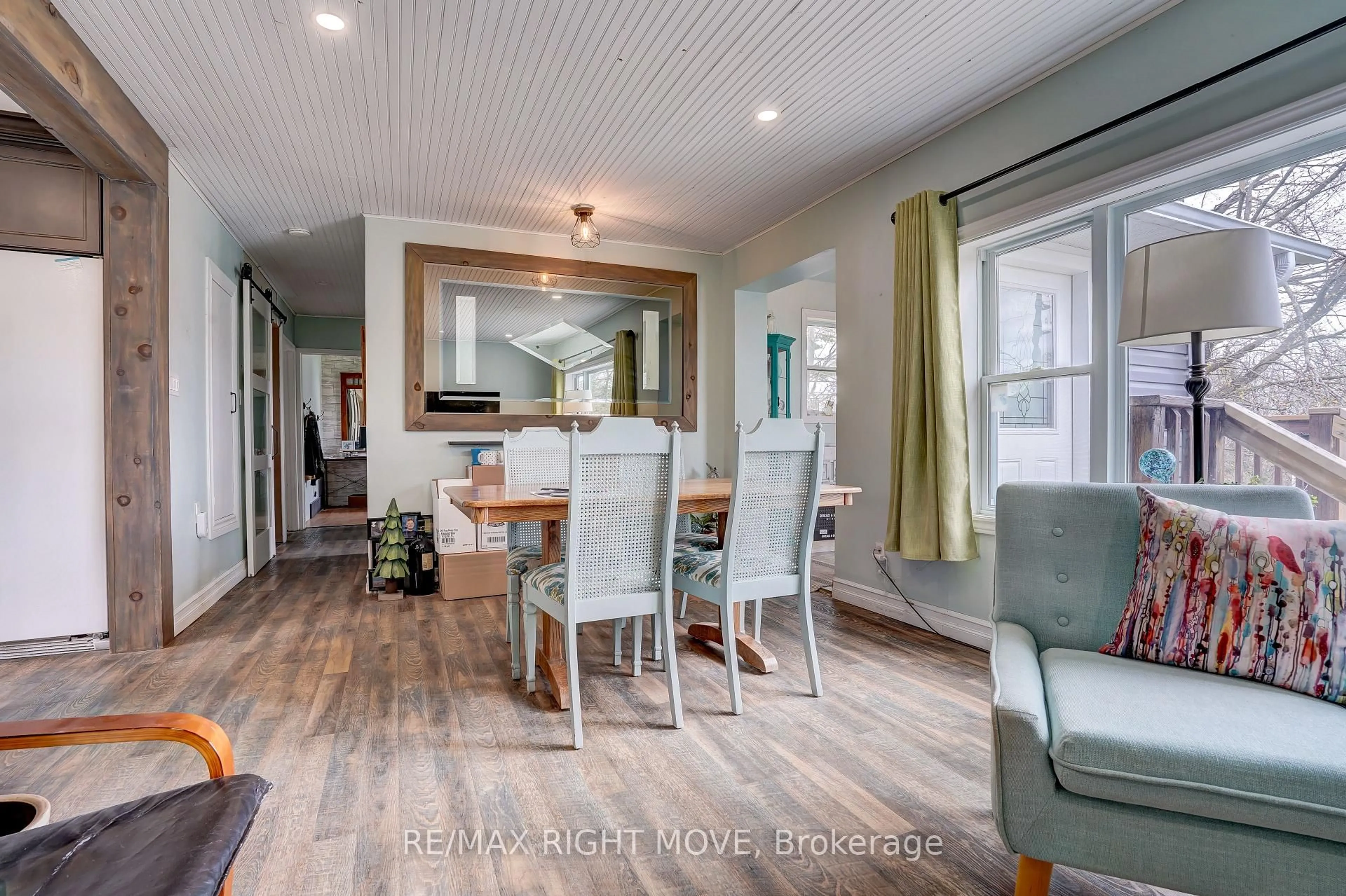 Dining room, wood/laminate floor for 439 Sundial Dr, Orillia Ontario L3V 4A7