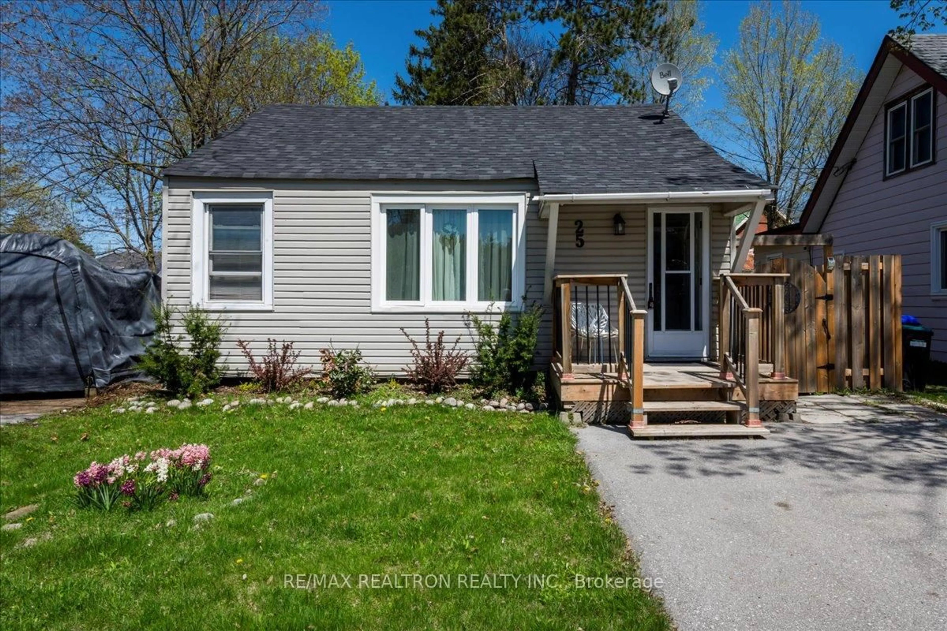 Home with vinyl exterior material, street for 25 Victory Cres, Penetanguishene Ontario L9M 1B6