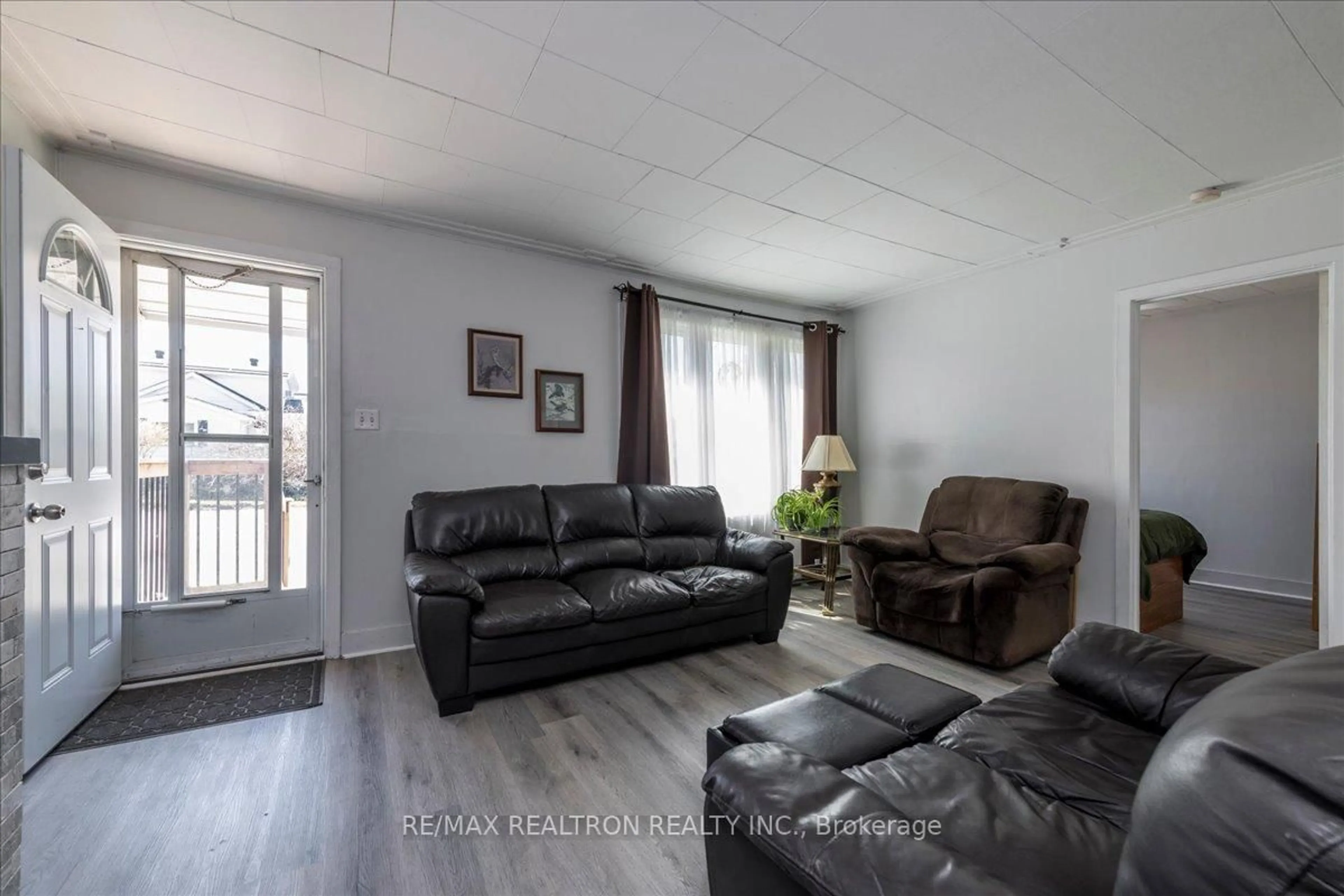 Living room with furniture, wood/laminate floor for 25 Victory Cres, Penetanguishene Ontario L9M 1B6