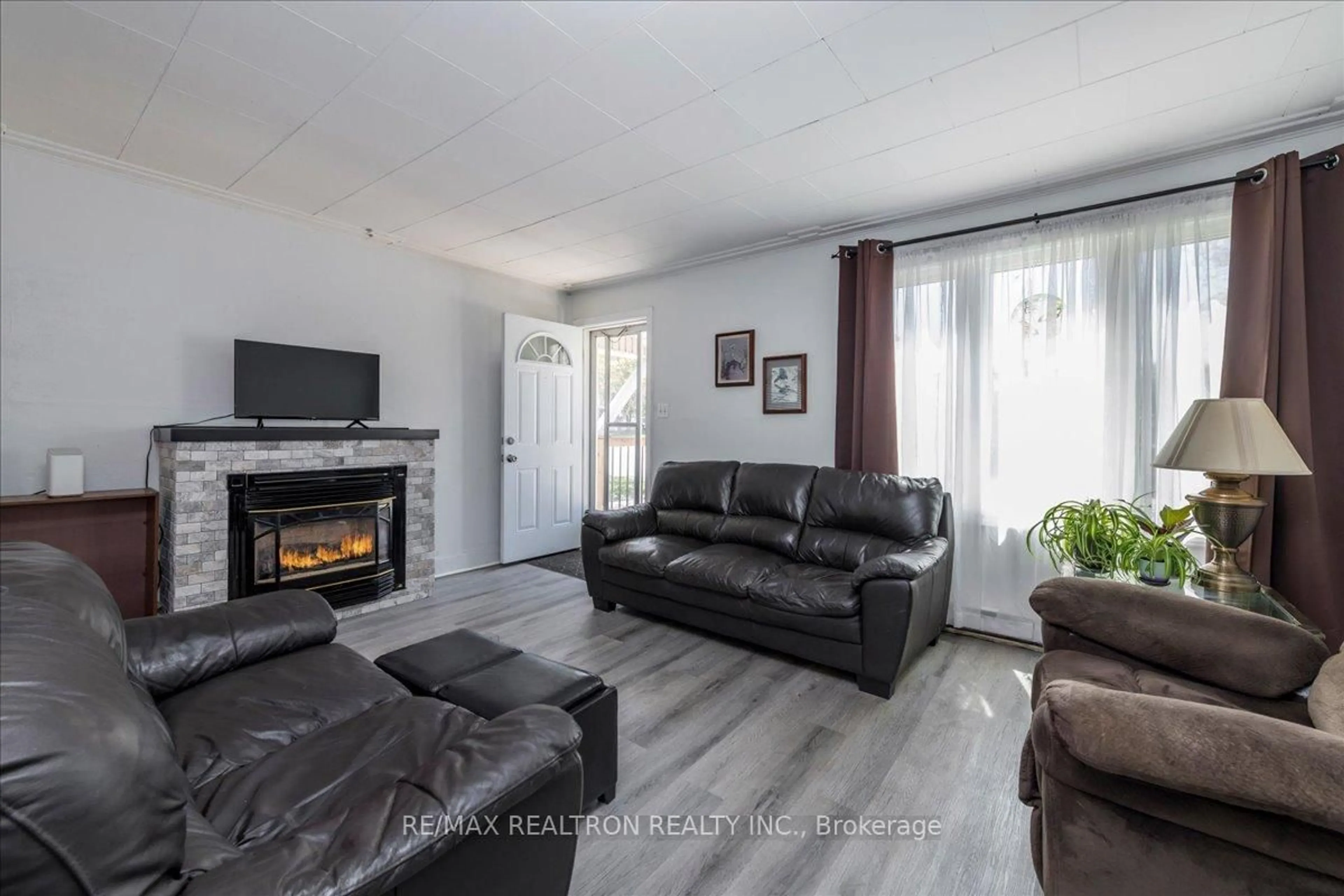 Living room with furniture, unknown for 25 Victory Cres, Penetanguishene Ontario L9M 1B6