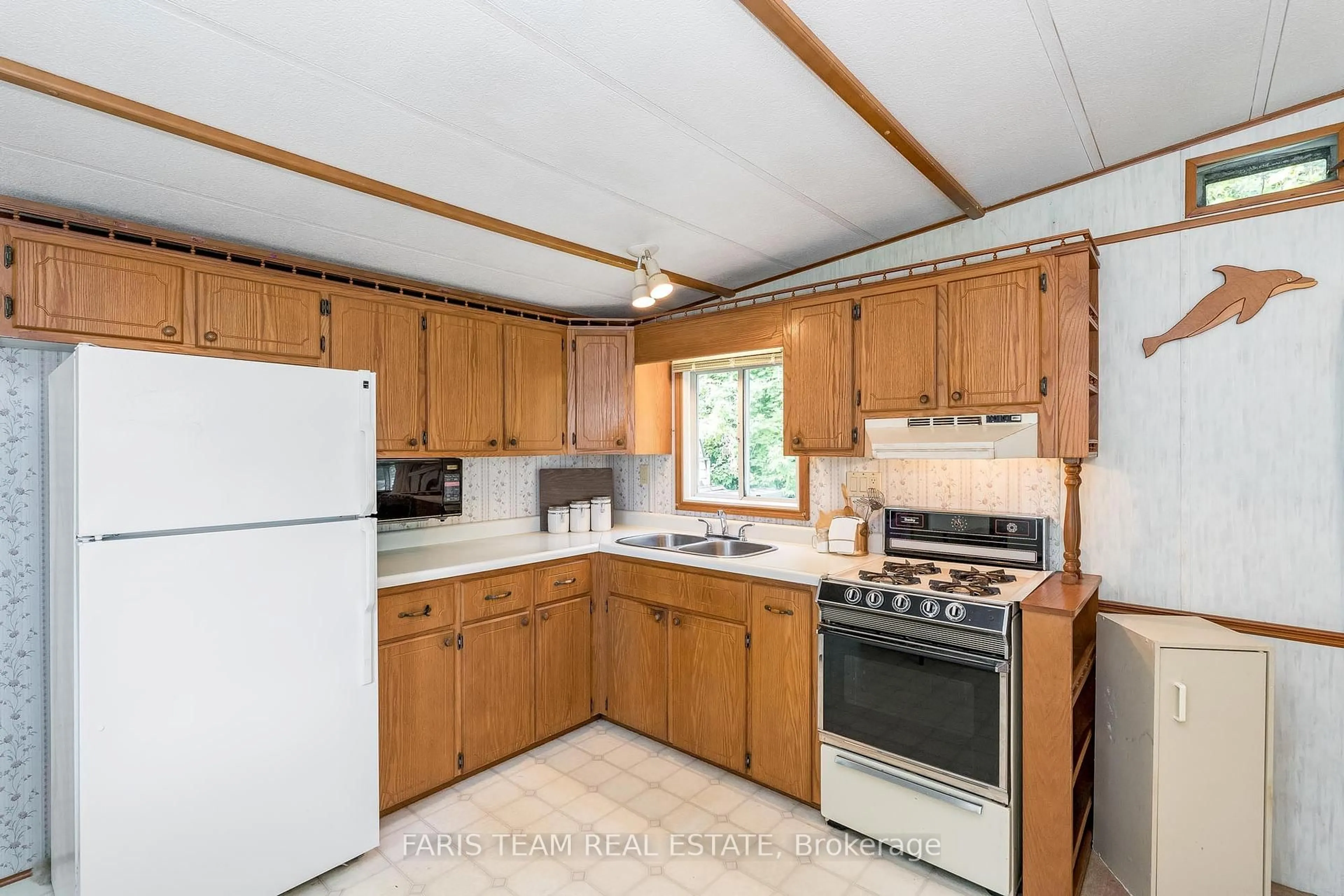 Standard kitchen, unknown for 77 Stans Circ, Midland Ontario L4R 0B8