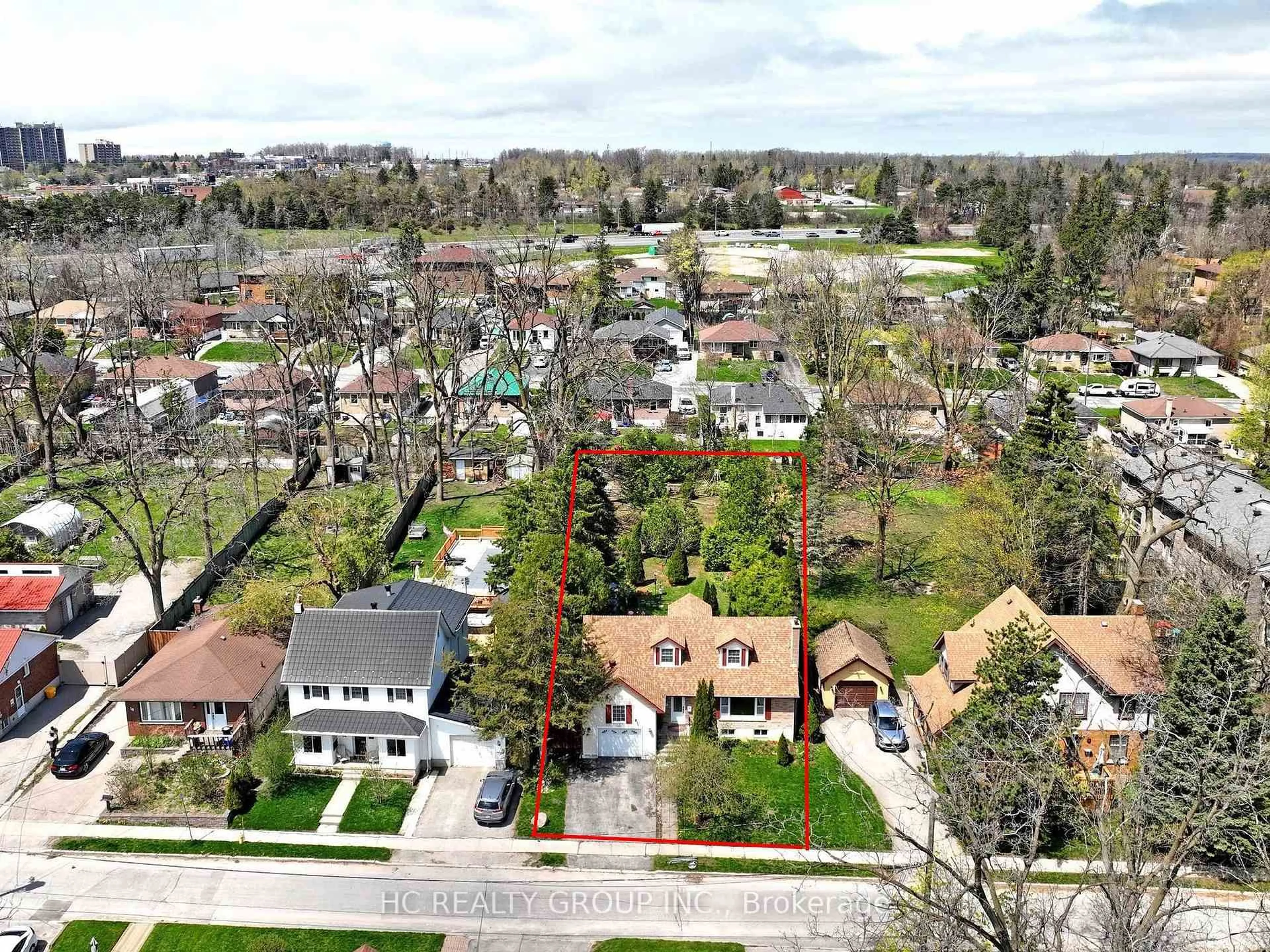 A pic from outside/outdoor area/front of a property/back of a property/a pic from drone, street for 10 NORTH St, Barrie Ontario L4M 2R9