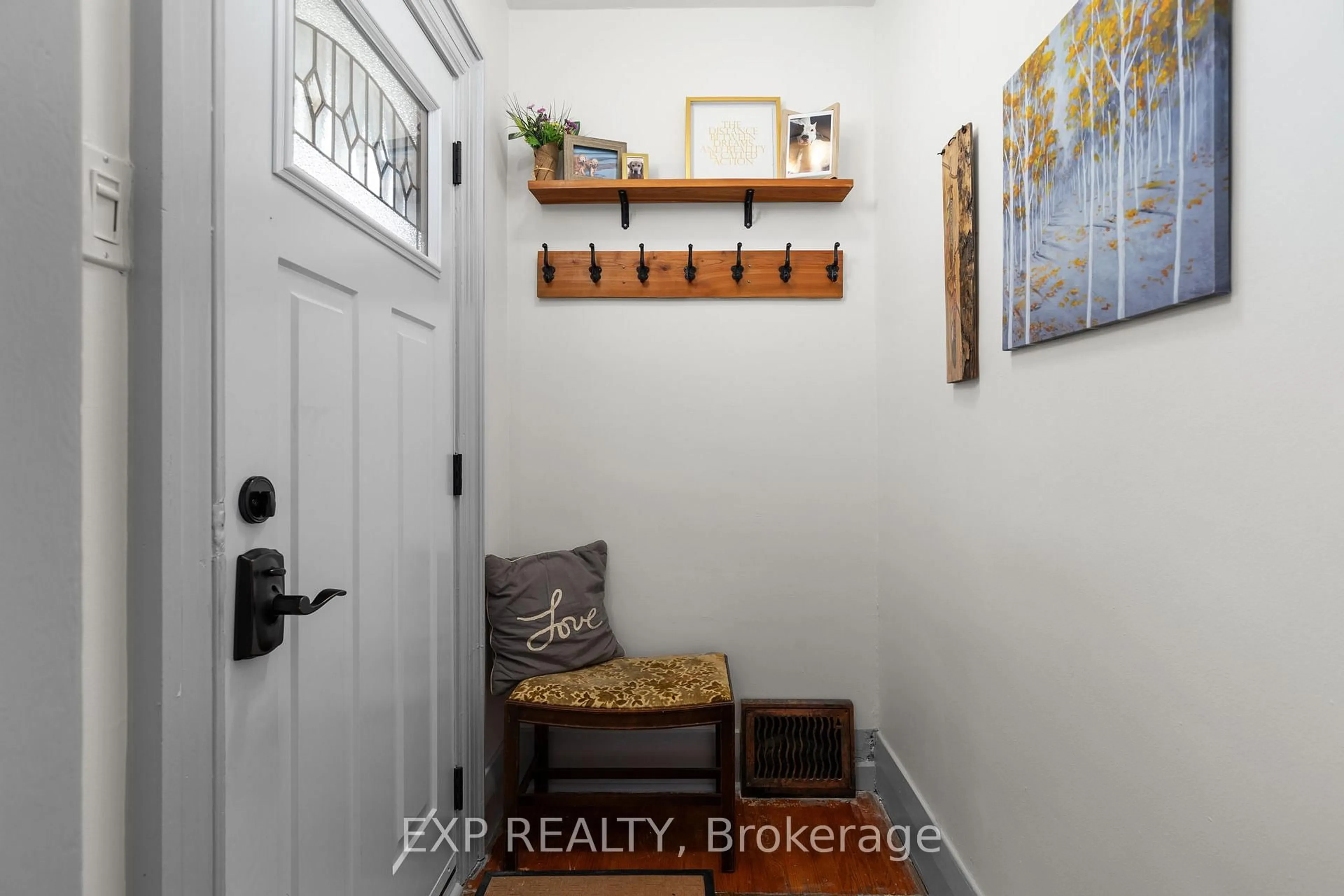 Indoor entryway for 120 Emily St, Orillia Ontario L3V 5V1