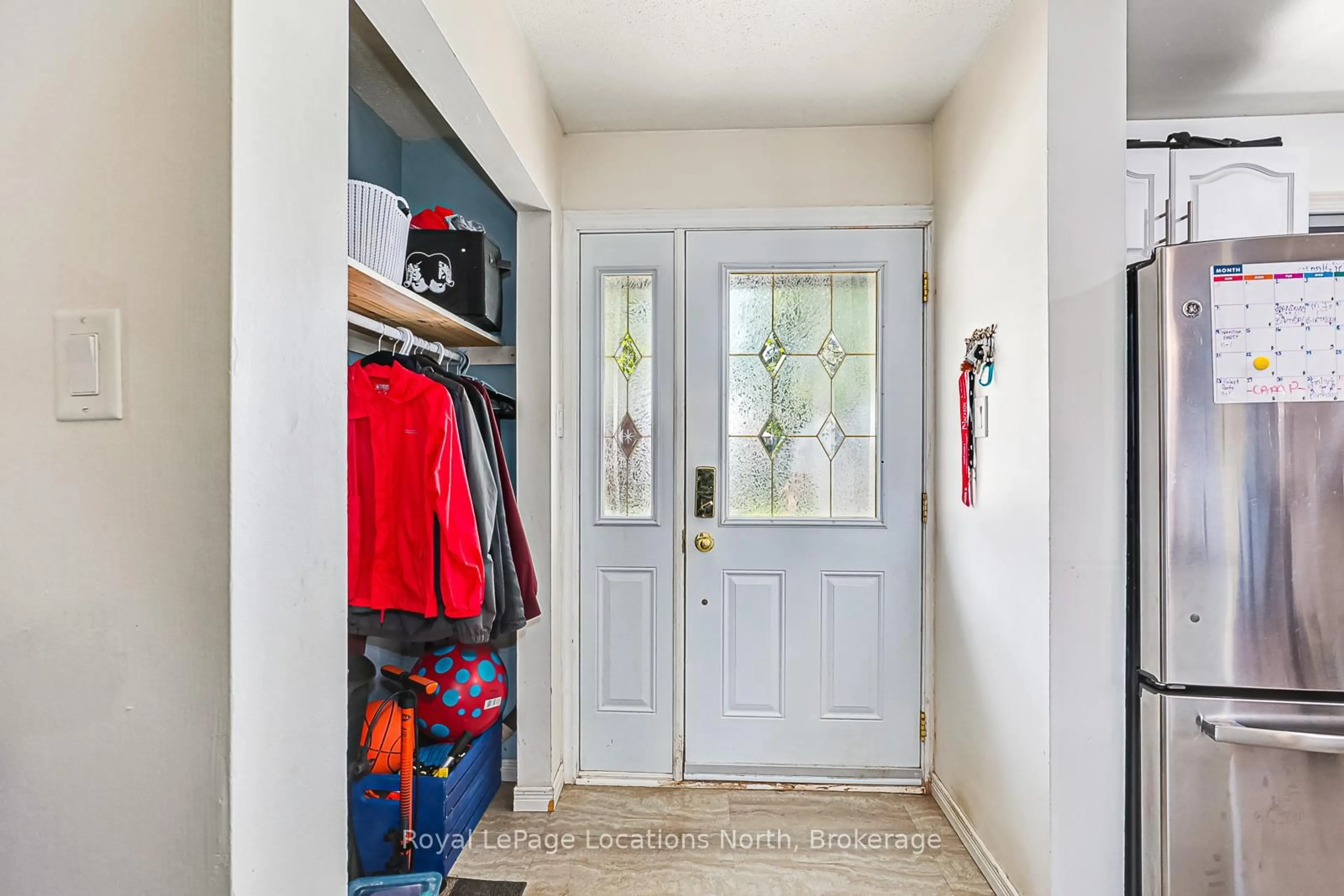 Indoor entryway for 592 Tenth St, Collingwood Ontario L9Y 4C1