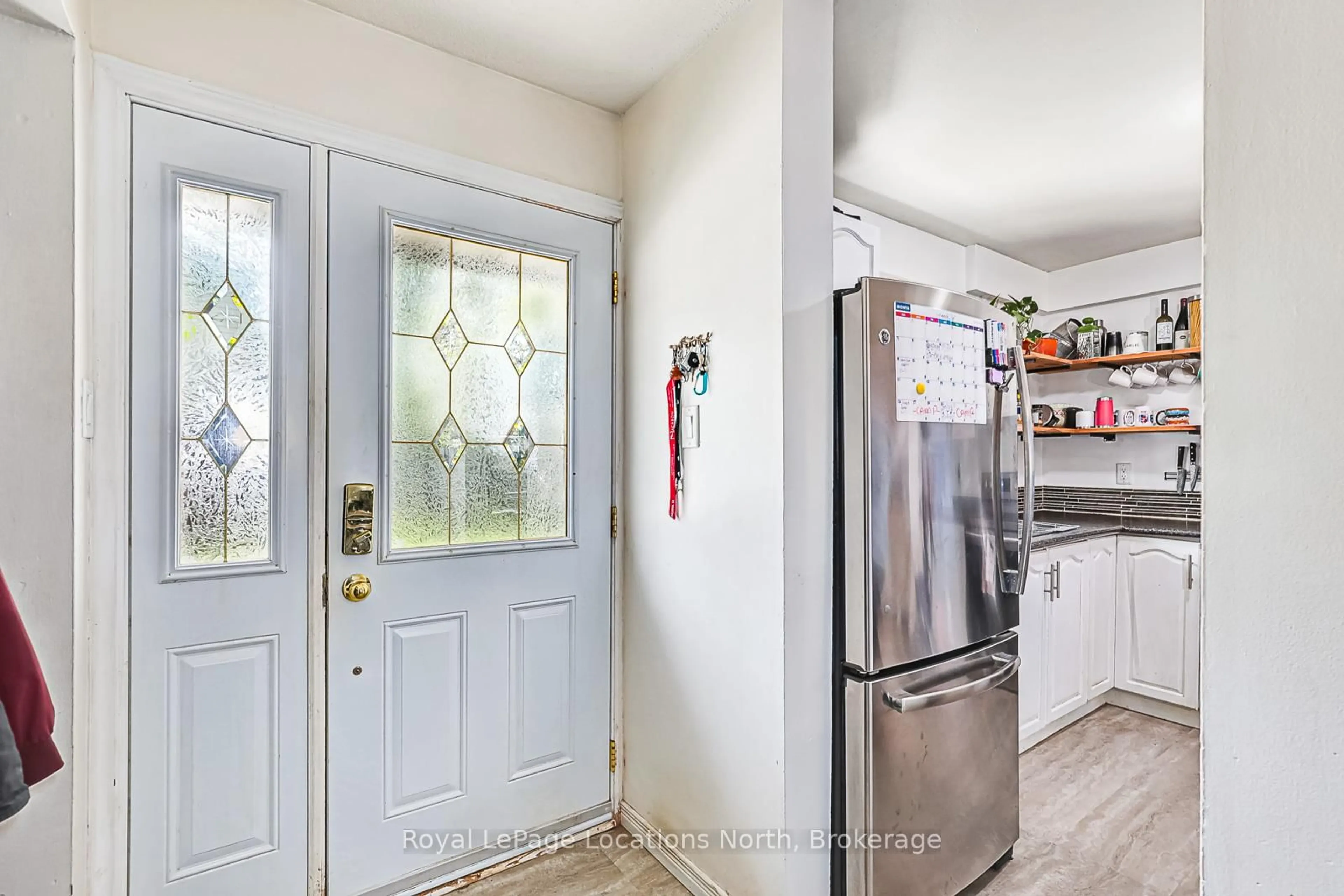 Indoor entryway for 592 Tenth St, Collingwood Ontario L9Y 4C1