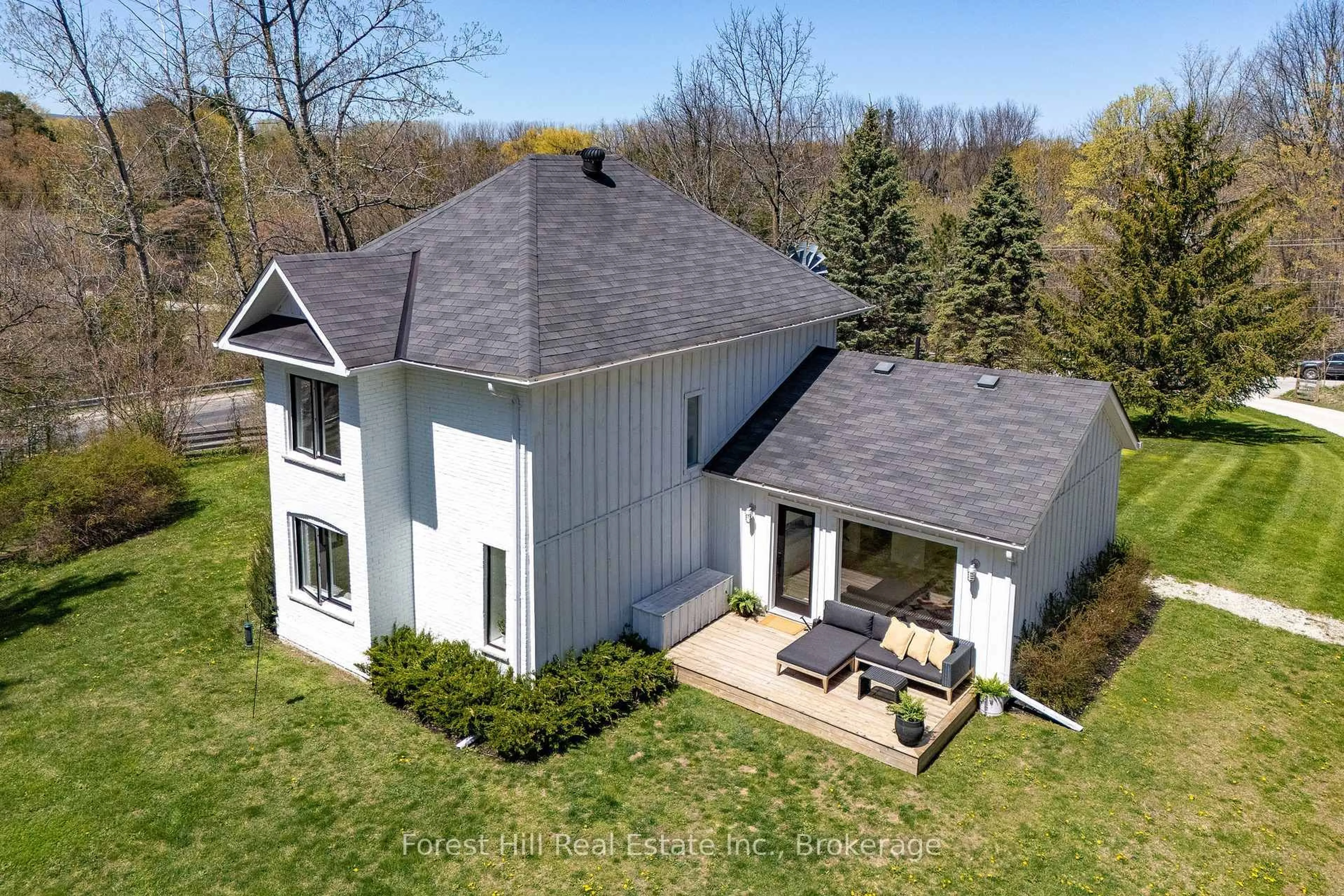 A pic from outside/outdoor area/front of a property/back of a property/a pic from drone, unknown for 7599 36/37 Nottawasaga Sdrd, Clearview Ontario L0M 1P0