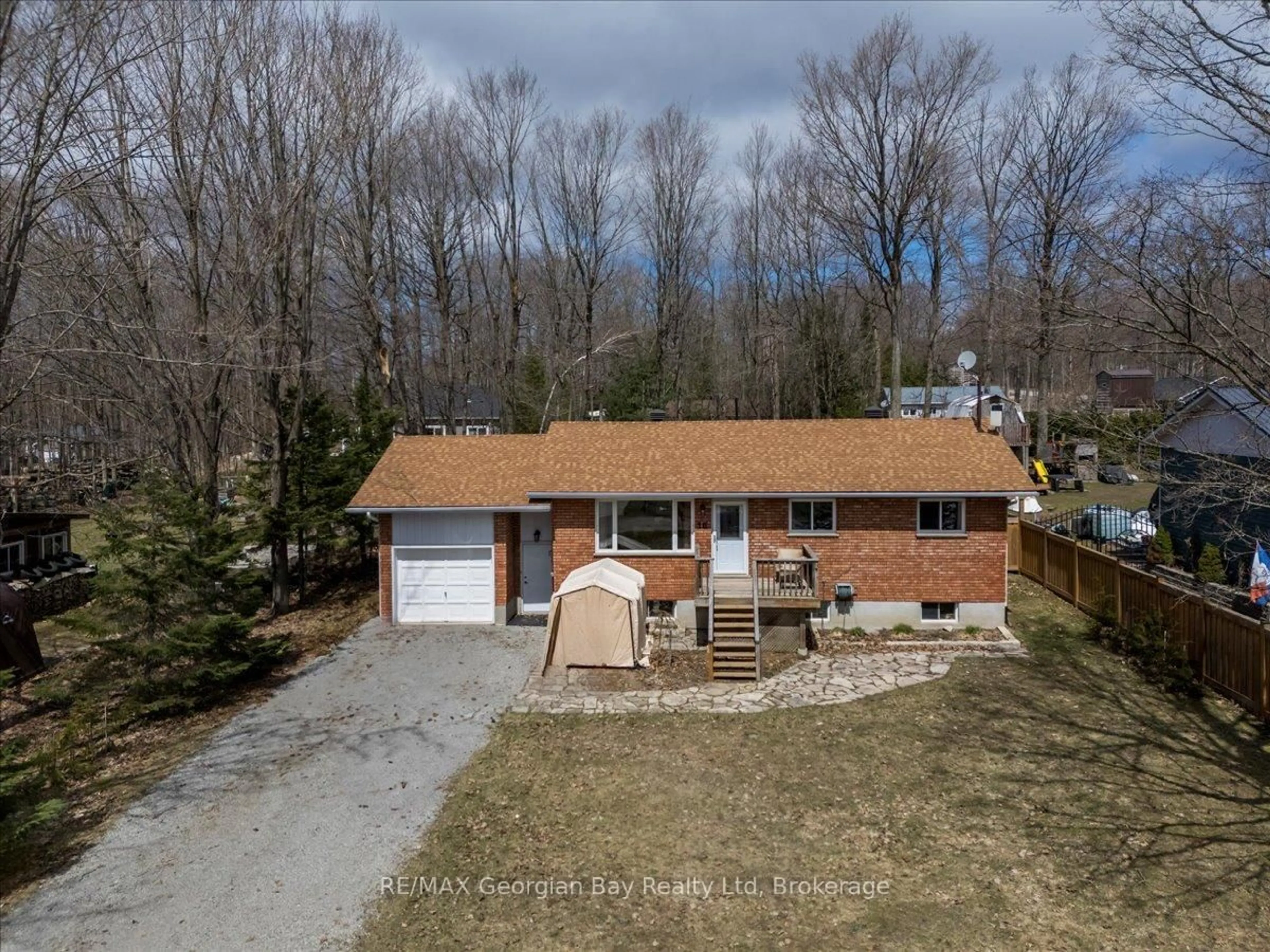 A pic from outside/outdoor area/front of a property/back of a property/a pic from drone, unknown for 16 Mundy Ave, Tiny Ontario L9M 0B5