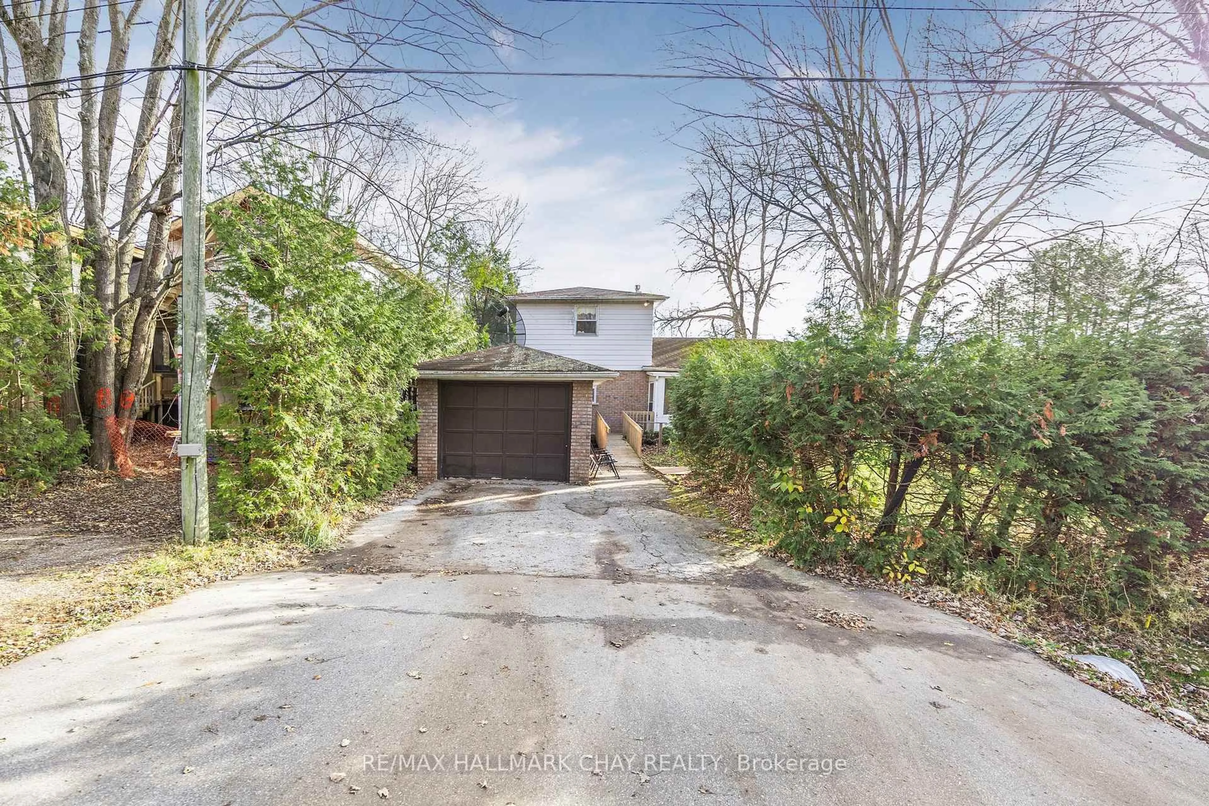 A pic from outside/outdoor area/front of a property/back of a property/a pic from drone, street for 769 Woodland Dr, Oro-Medonte Ontario L3V 6H1