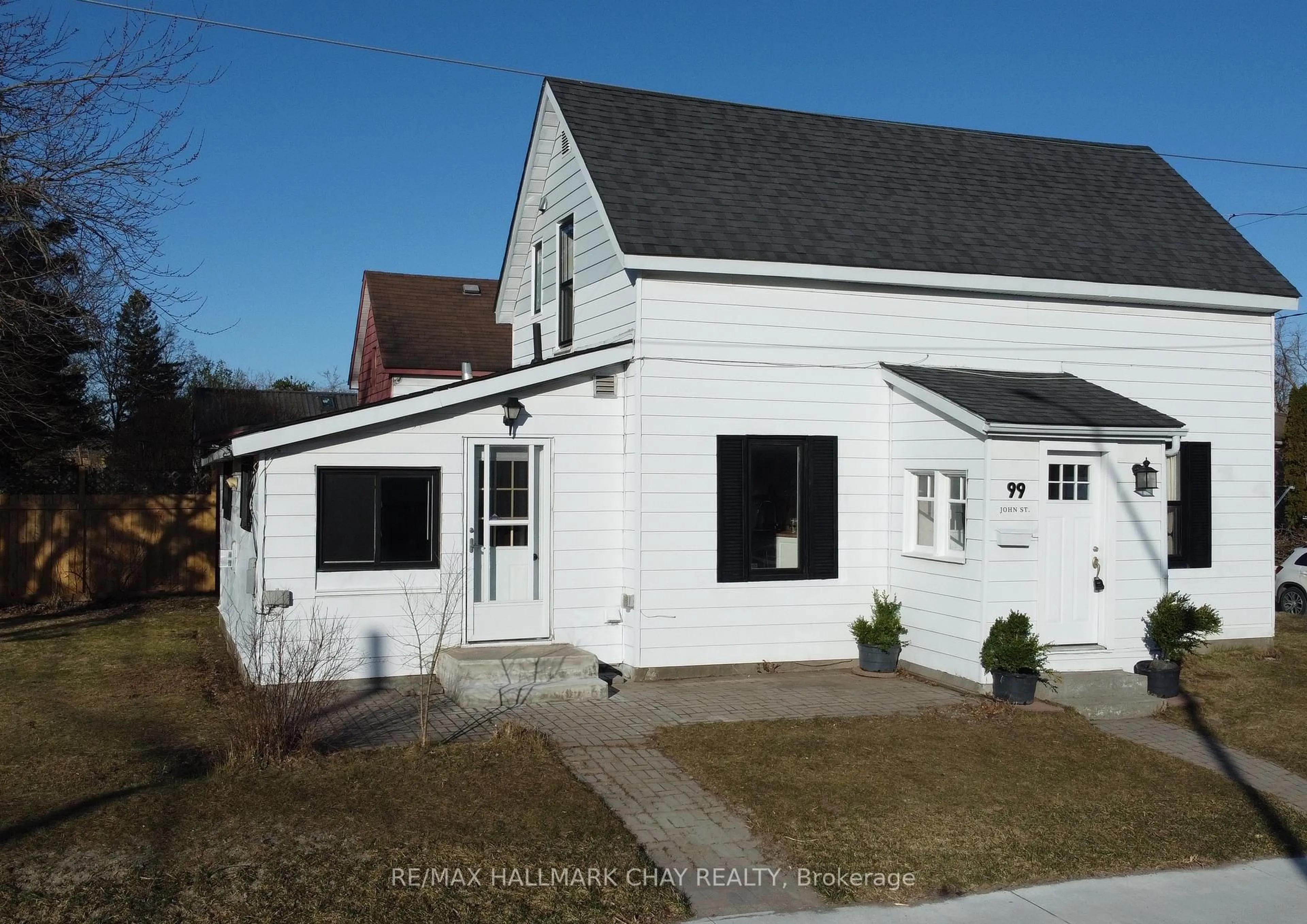 Home with vinyl exterior material, street for 99 John St, Barrie Ontario L4N 2K7