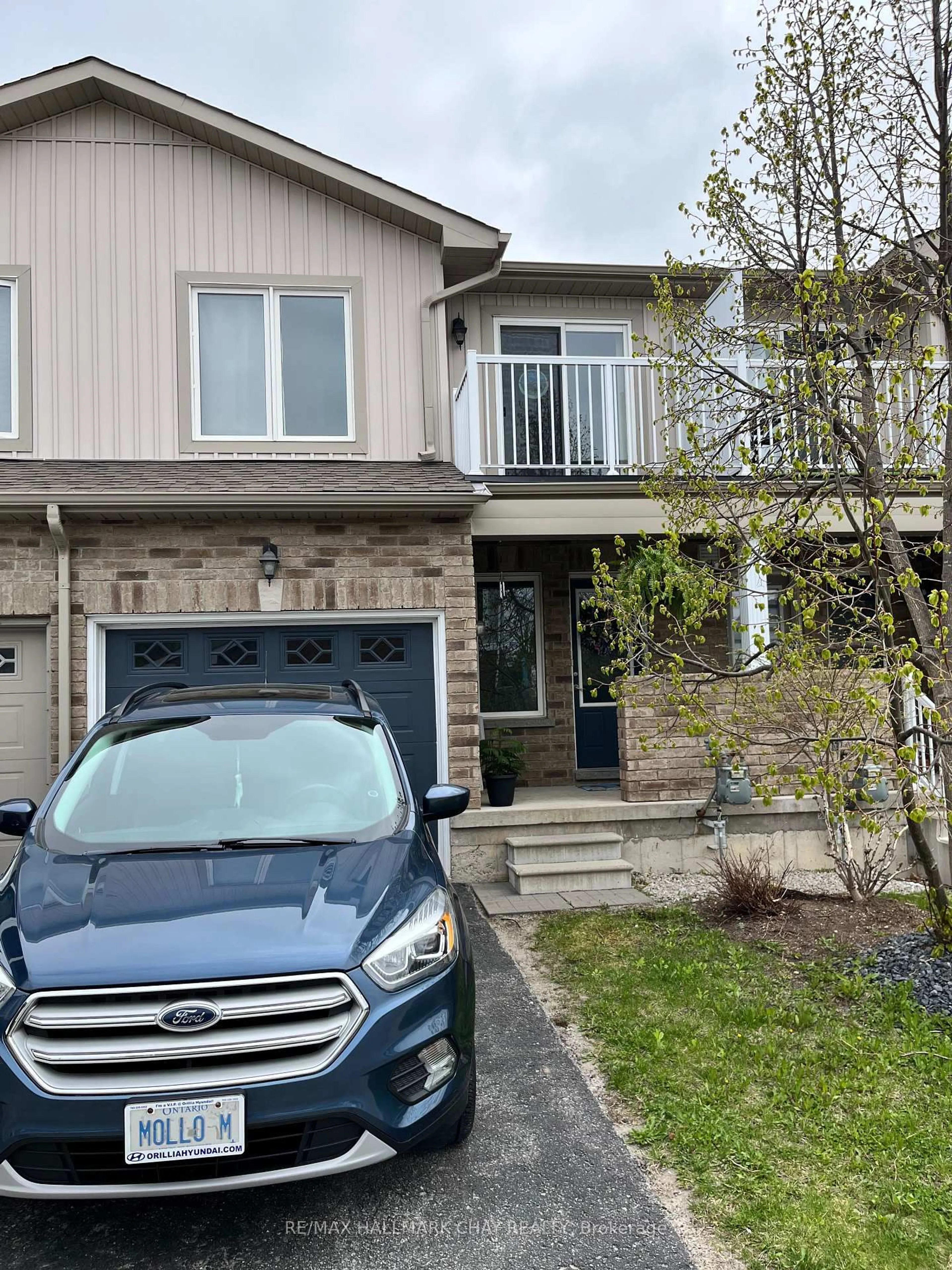 Home with vinyl exterior material, street for 90 Sovereign's Gate #7, Barrie Ontario L4N 0Y9