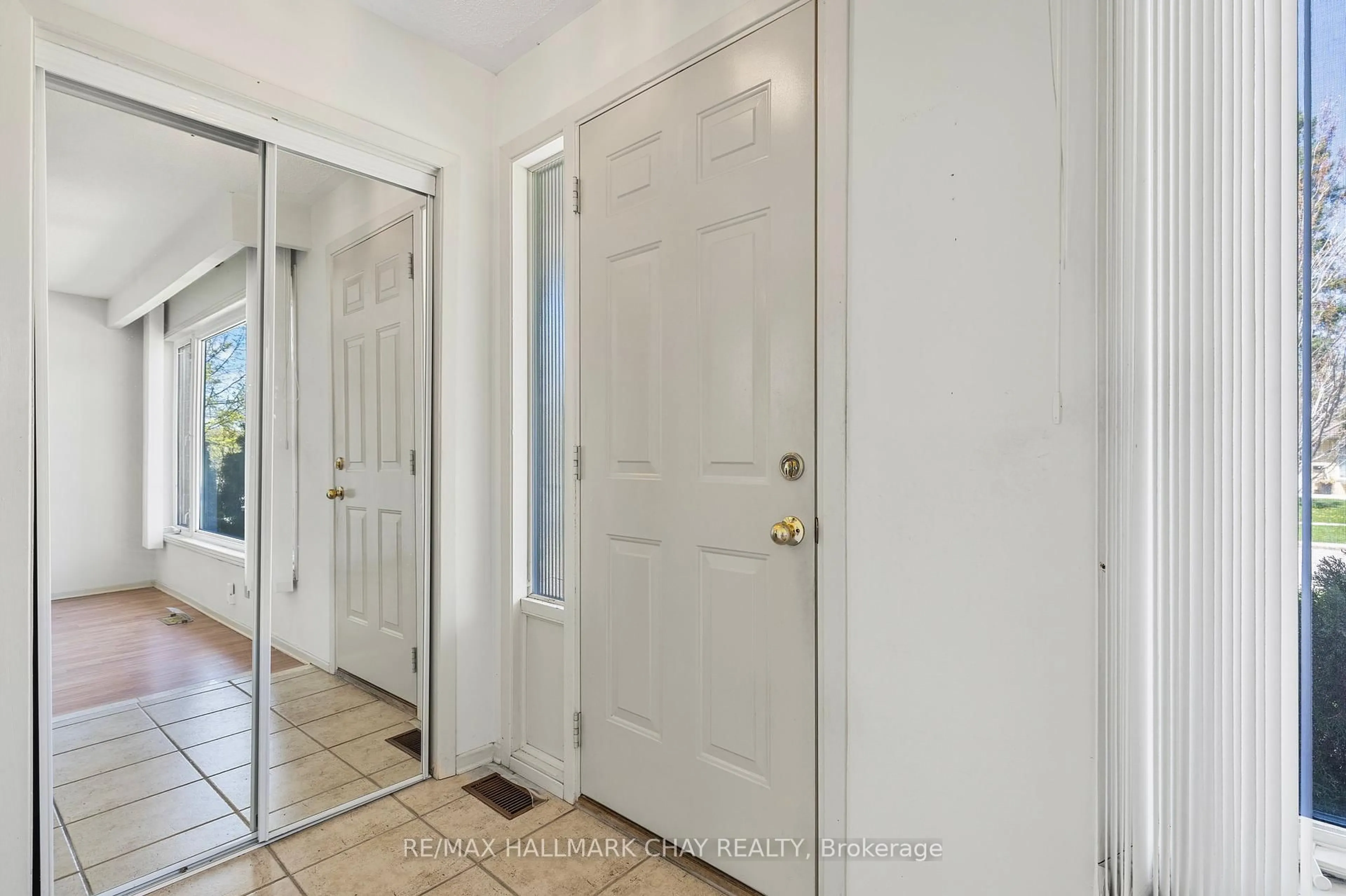 Indoor entryway for 3 College Cres #B, Barrie Ontario L4M 2W4