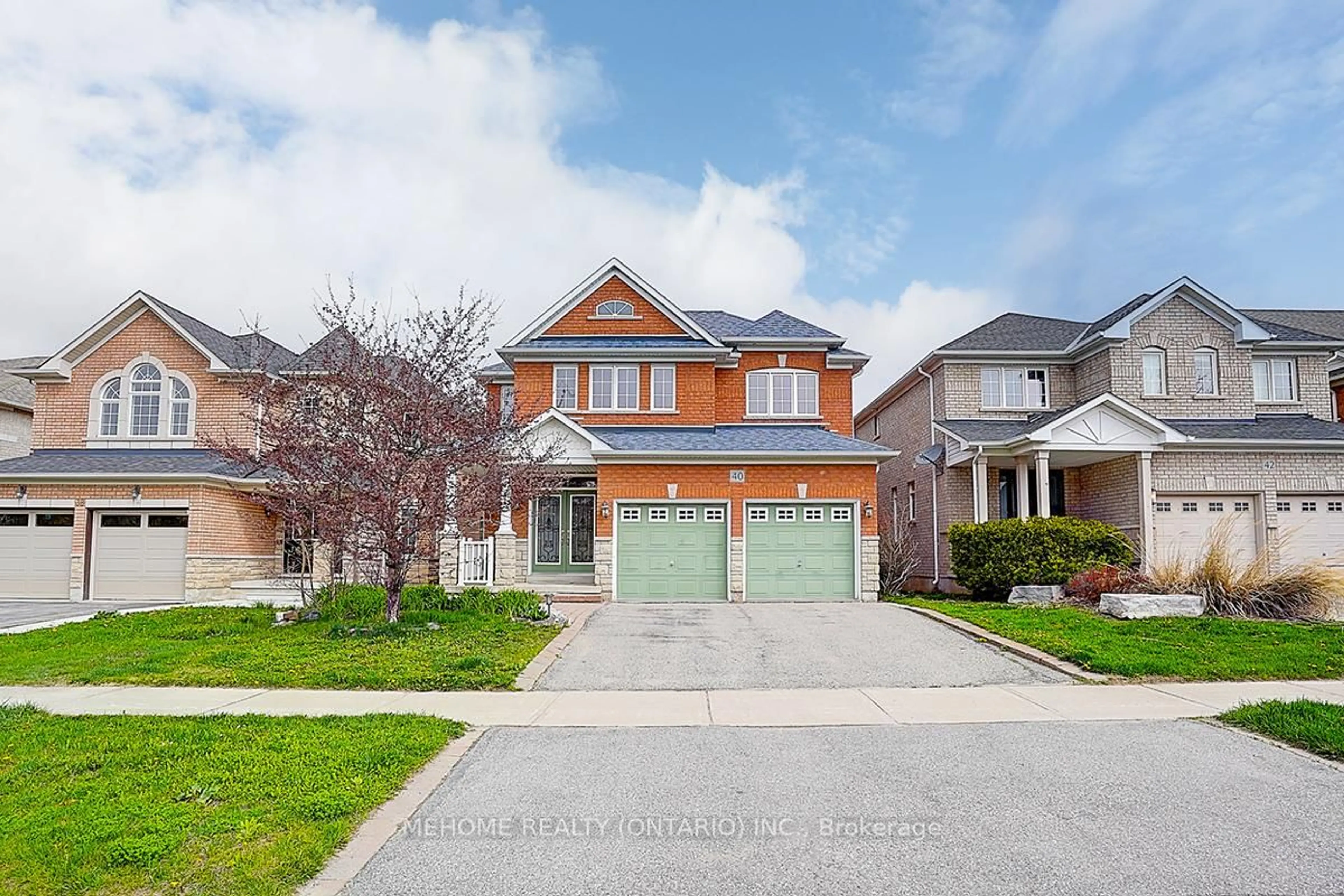 Home with brick exterior material, street for 40 Westminster Circ, Barrie Ontario L4M 0A5