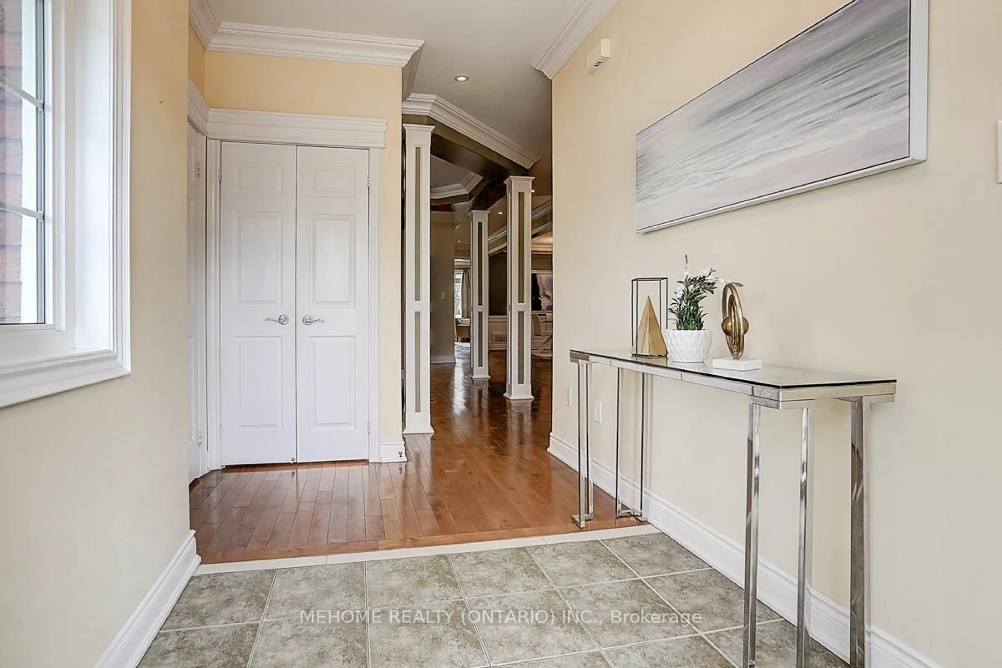 Indoor entryway for 40 Westminster Circ, Barrie Ontario L4M 0A5
