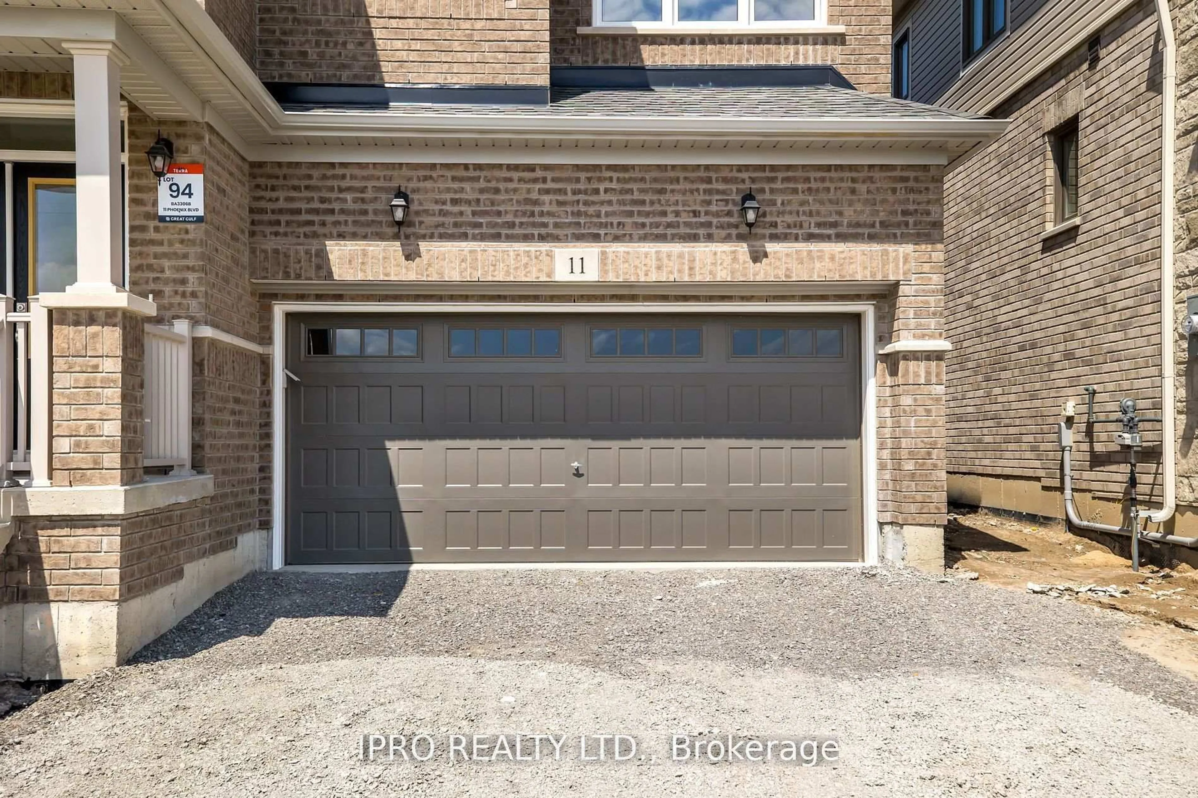 Indoor garage for 11 Phoenix Blvd, Barrie Ontario L9S 2Z4