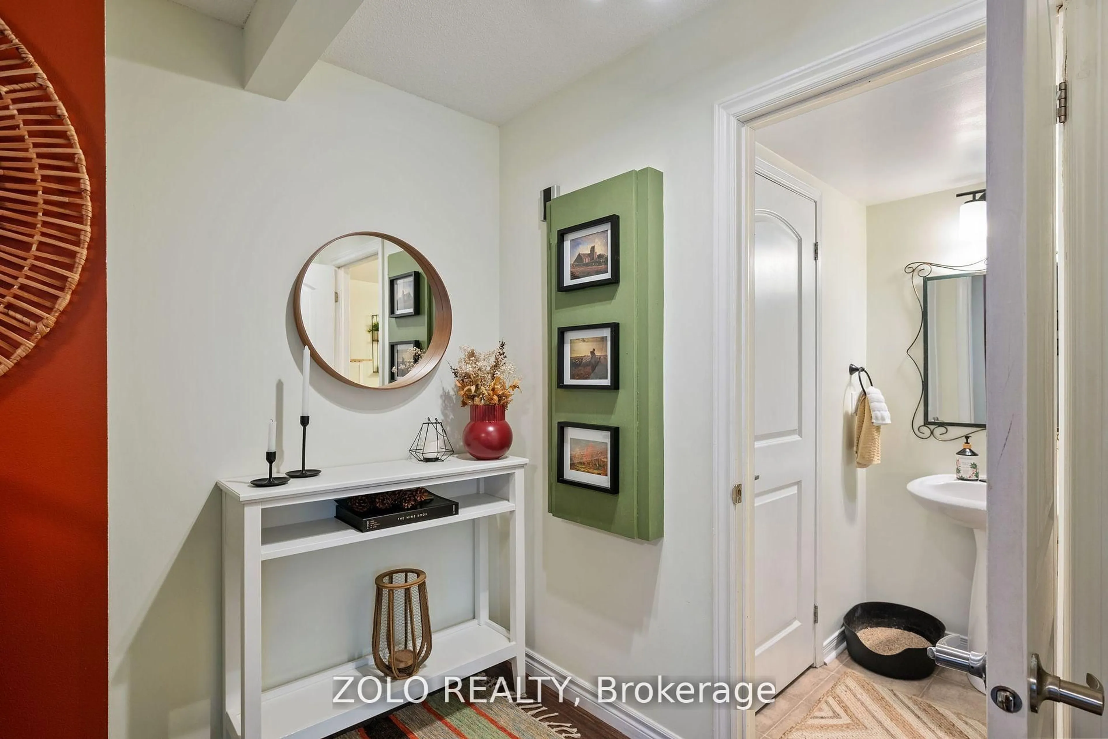 Indoor entryway for 13 Cheltenham Rd #2, Barrie Ontario L4M 0E7