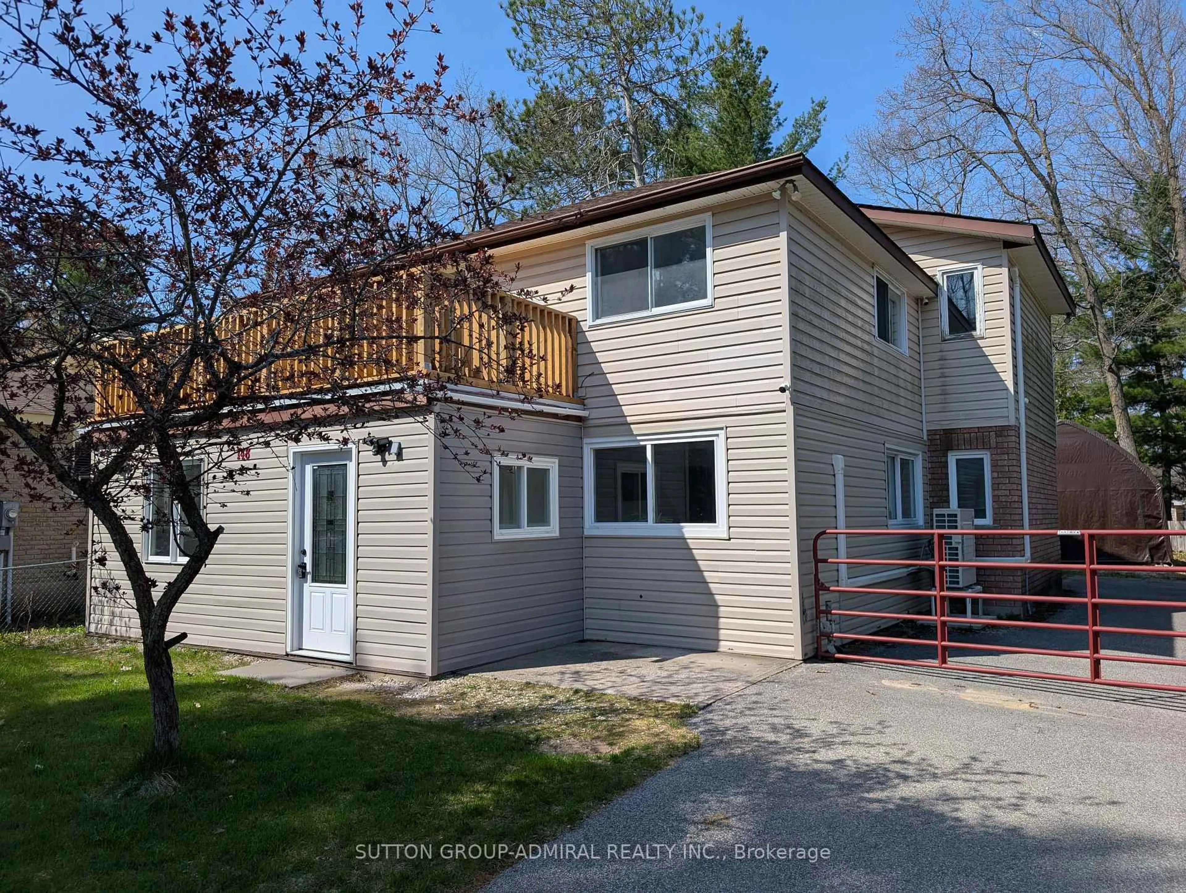 Home with vinyl exterior material, street for 148 Melrose Ave, Wasaga Beach Ontario L9Z 2T1