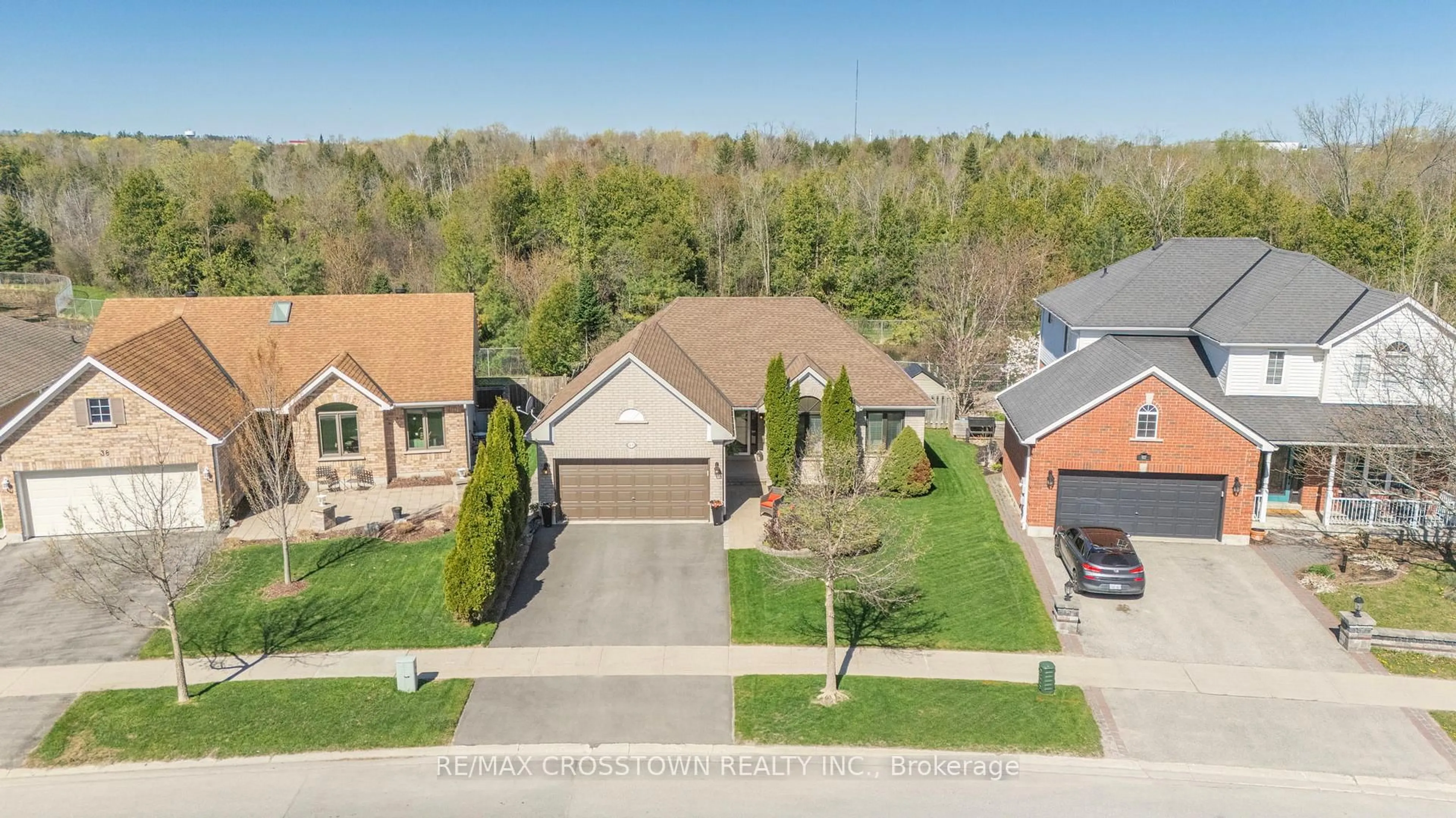 A pic from outside/outdoor area/front of a property/back of a property/a pic from drone, street for 40 Country Lane, Barrie Ontario L4N 0E8