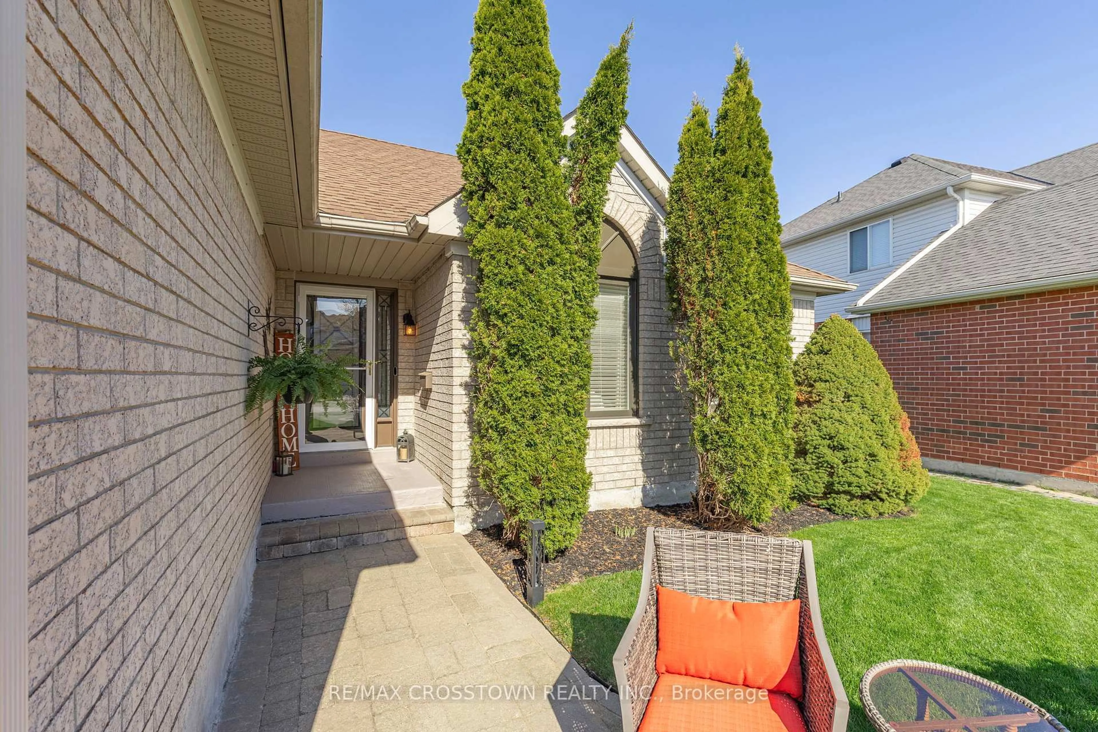 Patio, street for 40 Country Lane, Barrie Ontario L4N 0E8