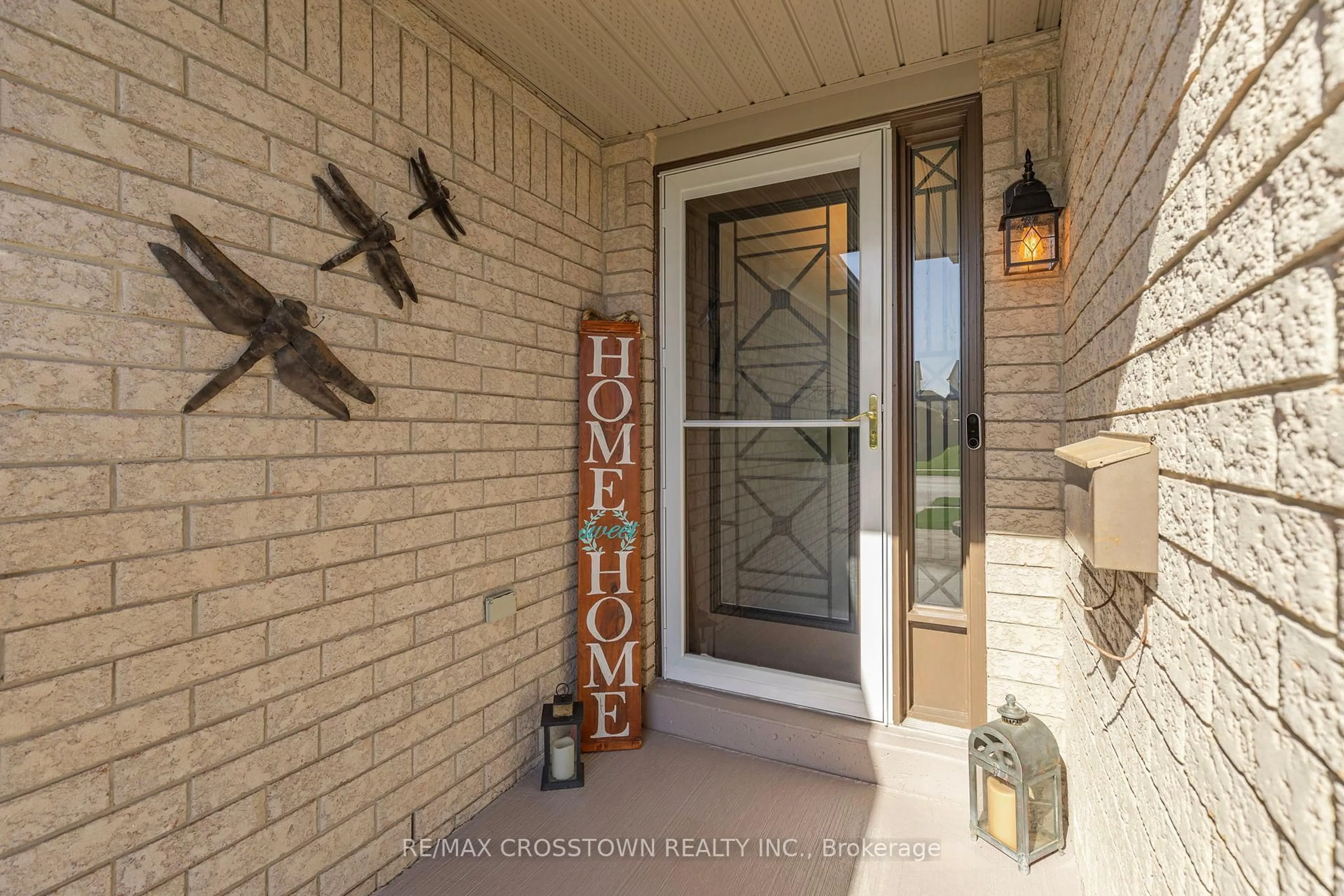 Indoor entryway for 40 Country Lane, Barrie Ontario L4N 0E8