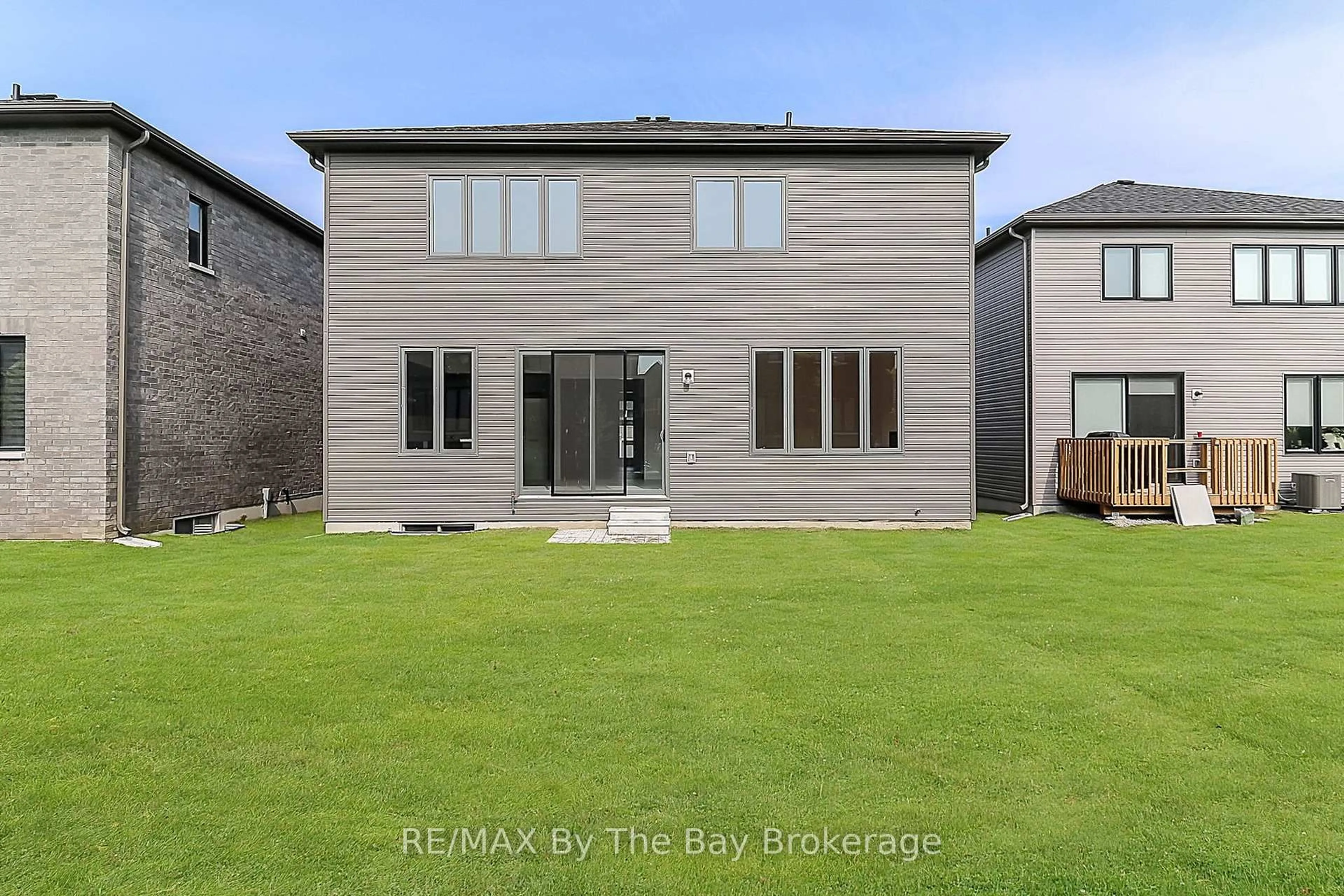 A pic from outside/outdoor area/front of a property/back of a property/a pic from drone, building for 151 Rosanne Circ, Wasaga Beach Ontario L9Z 0N1