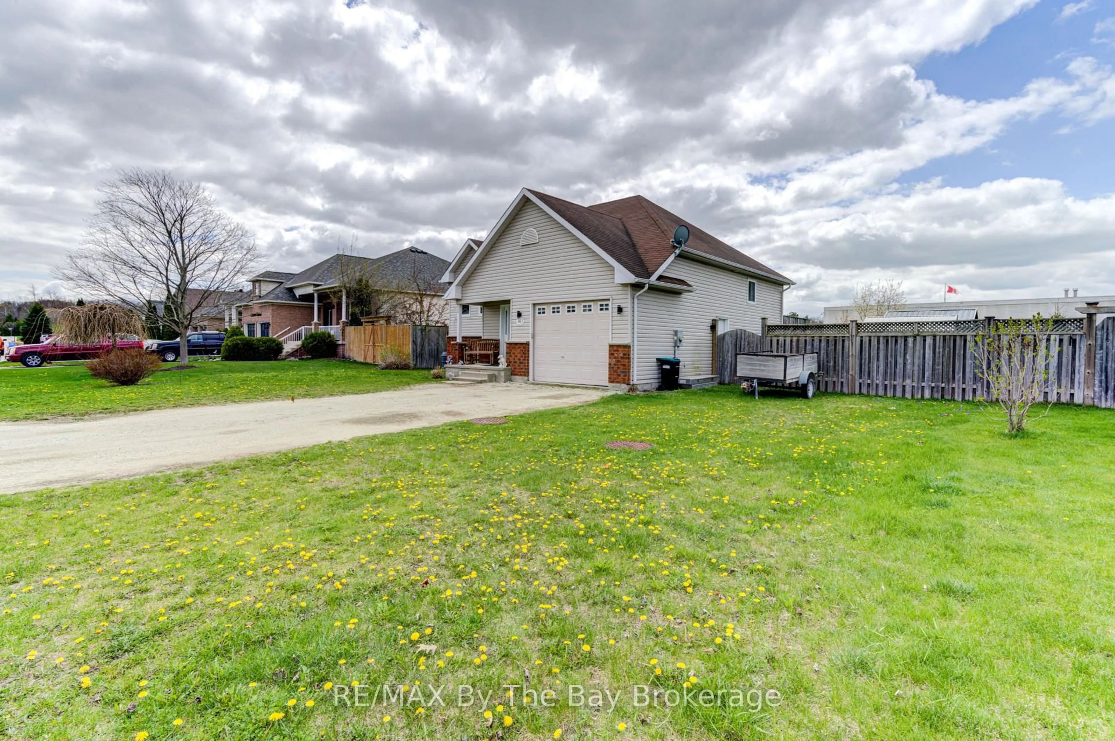 A pic from outside/outdoor area/front of a property/back of a property/a pic from drone, street for 36A Meadowlark Blvd, Wasaga Beach Ontario L9Z 3B2