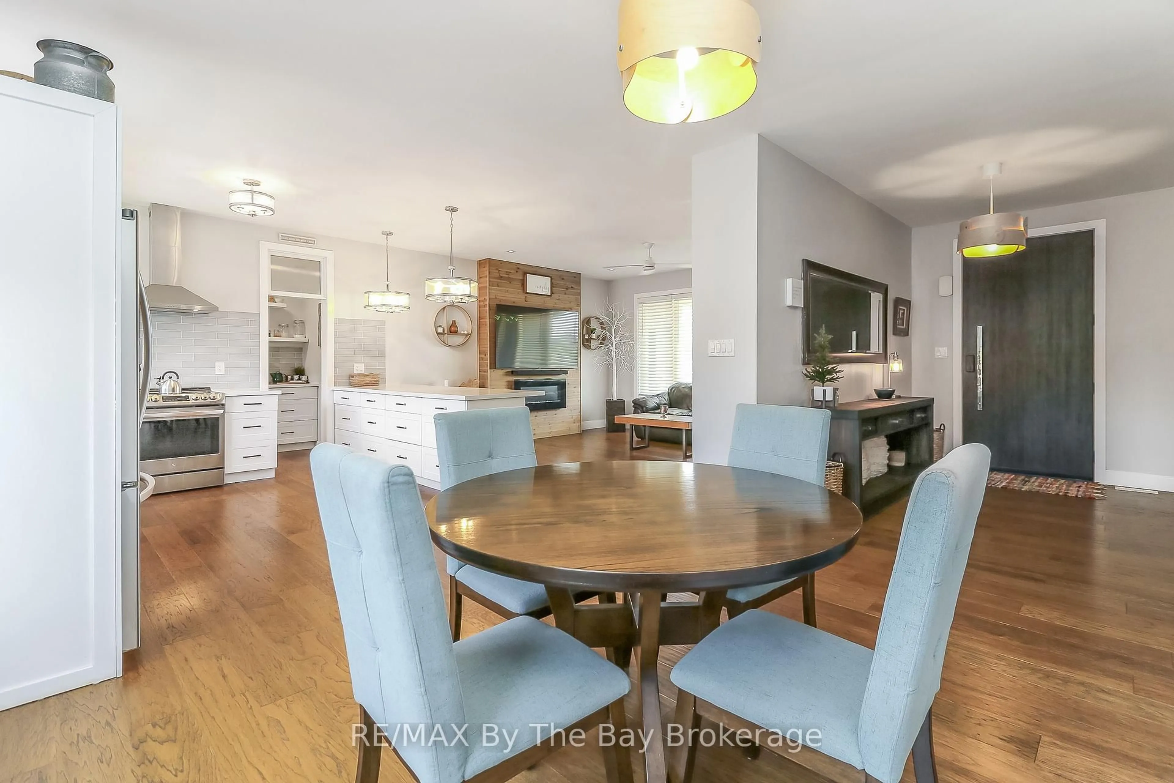 Dining room, wood/laminate floor for 153 Rue Eric N/A, Tiny Ontario L9M 0H1