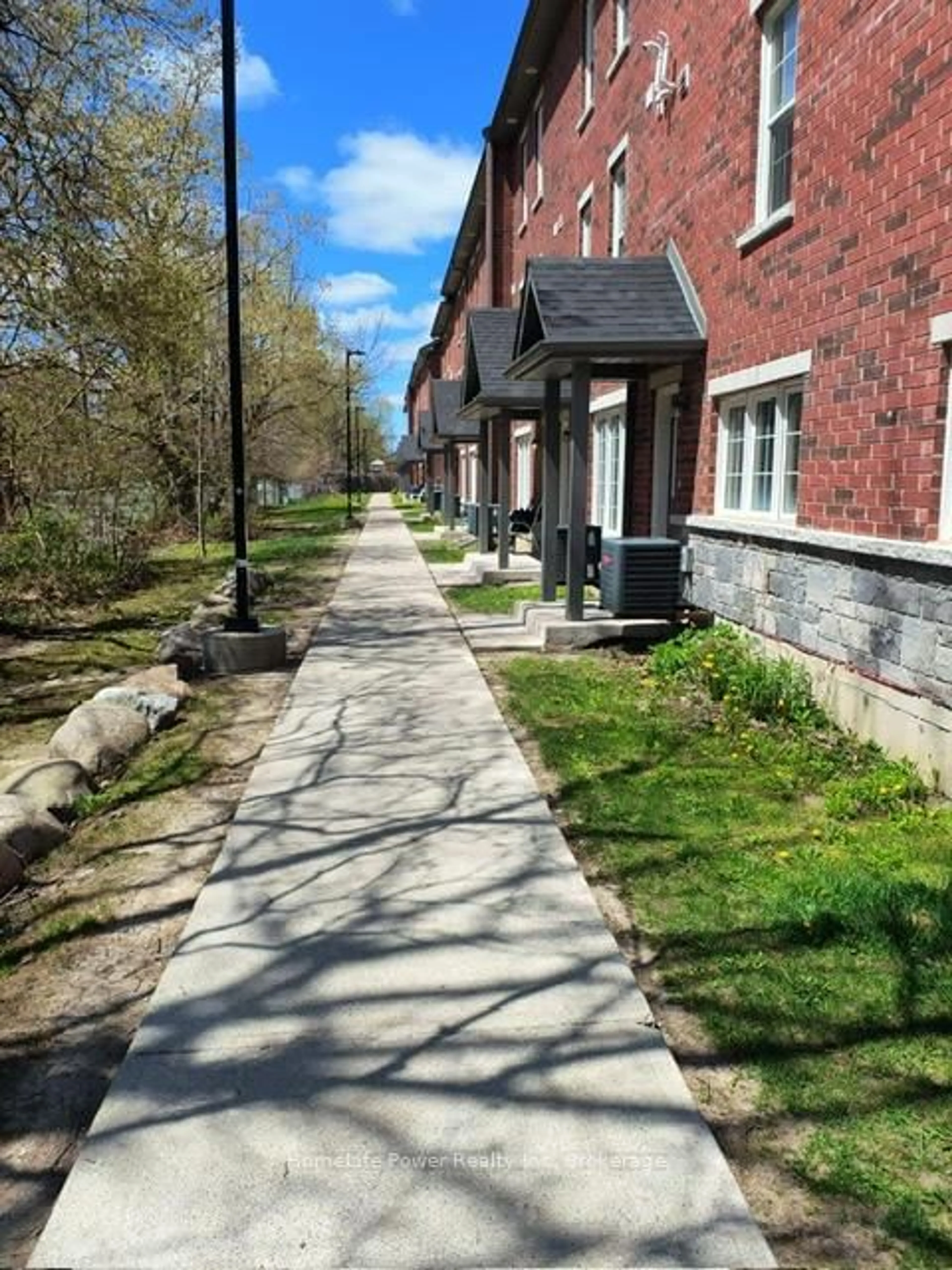 Patio, street for 242 Penetanguishene Rd #26, Barrie Ontario L4M 7C2