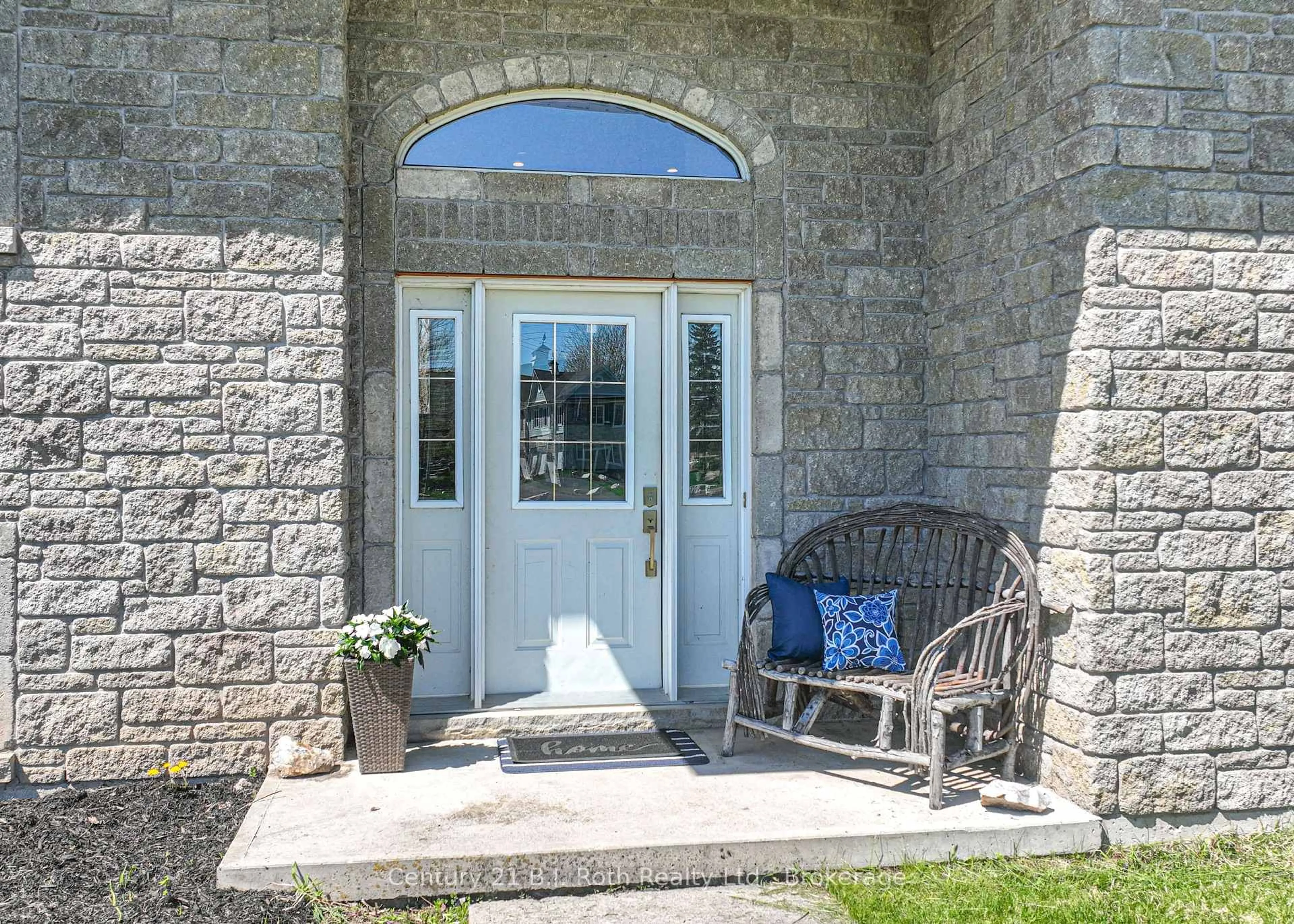 Indoor entryway for 4086 Lawton Lane, Ramara Ontario L3V 6H7