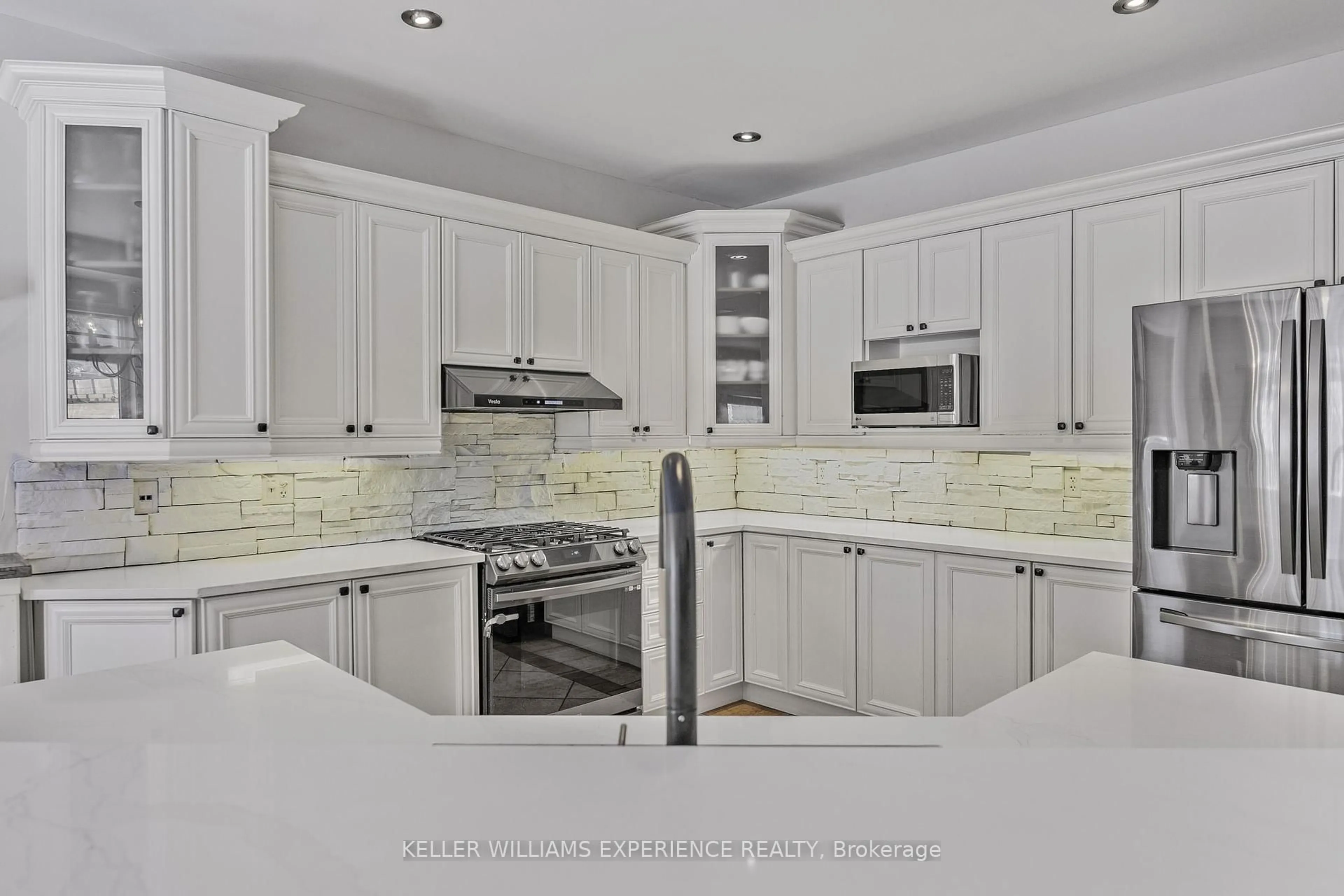 Open concept kitchen, ceramic/tile floor for 25 Regalia Way, Barrie Ontario L4M 7H7