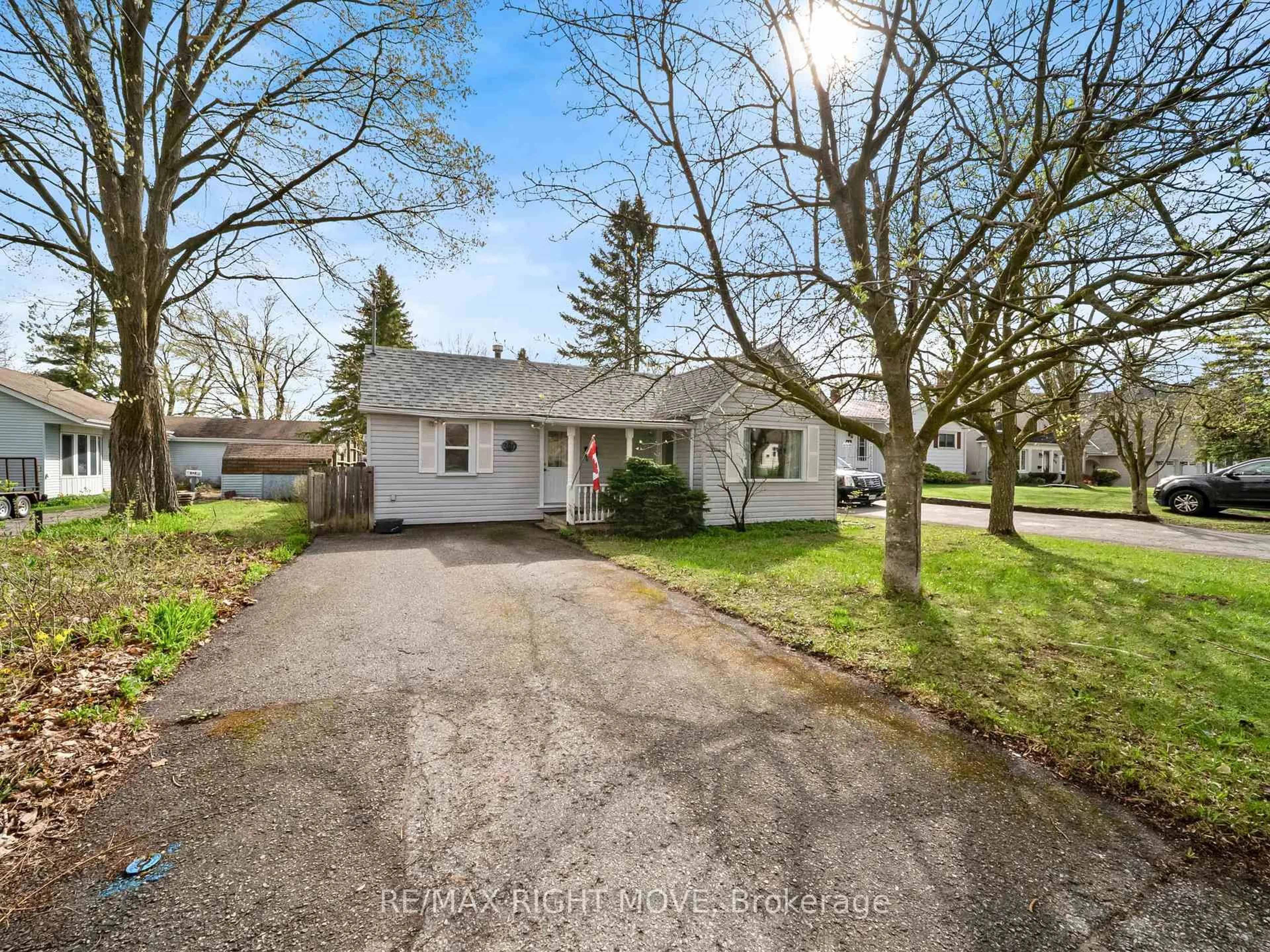 A pic from outside/outdoor area/front of a property/back of a property/a pic from drone, street for 380 Peter St, Orillia Ontario L3V 5A7