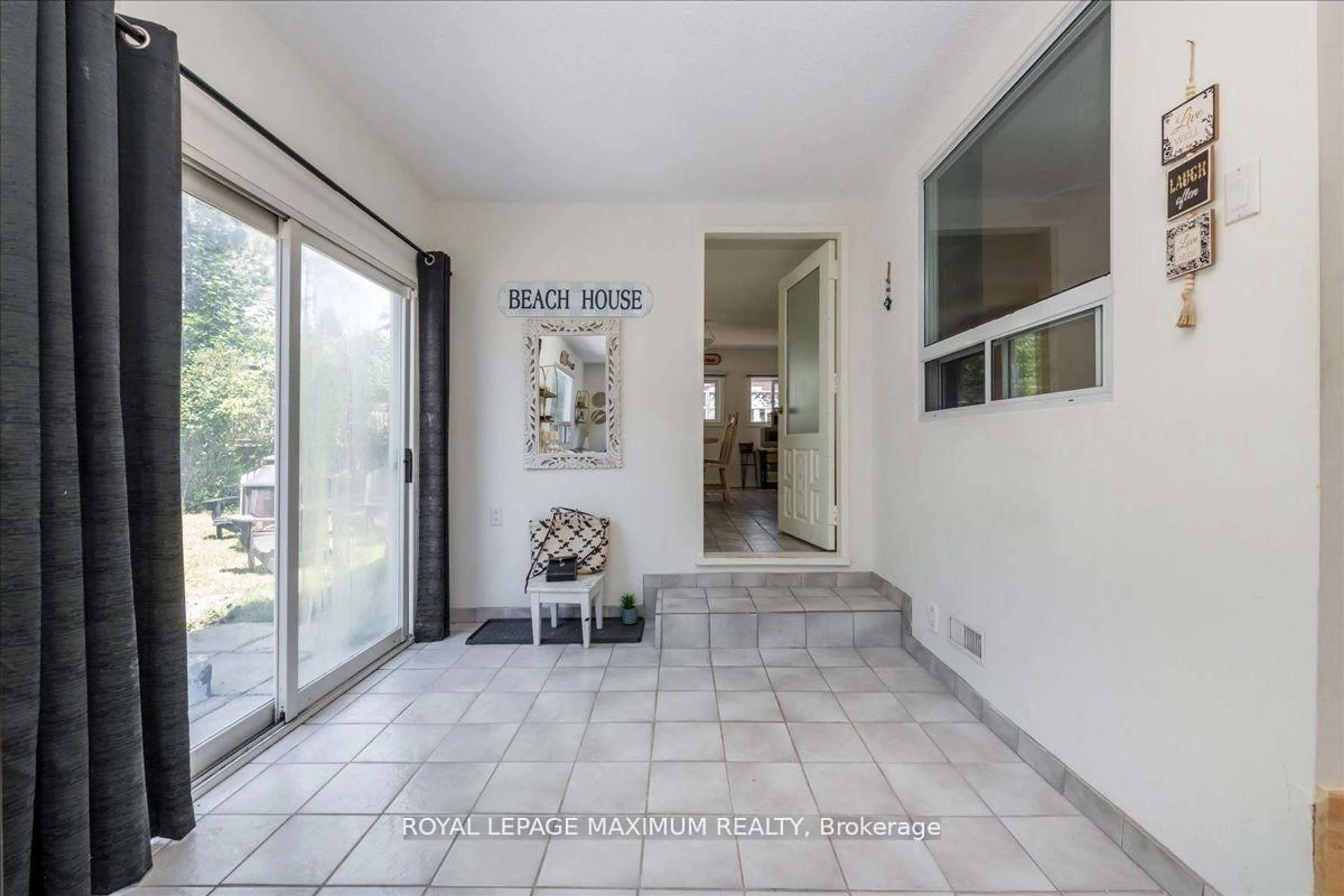 Indoor foyer for 749 River Rd, Wasaga Beach Ontario L9Z 2M4