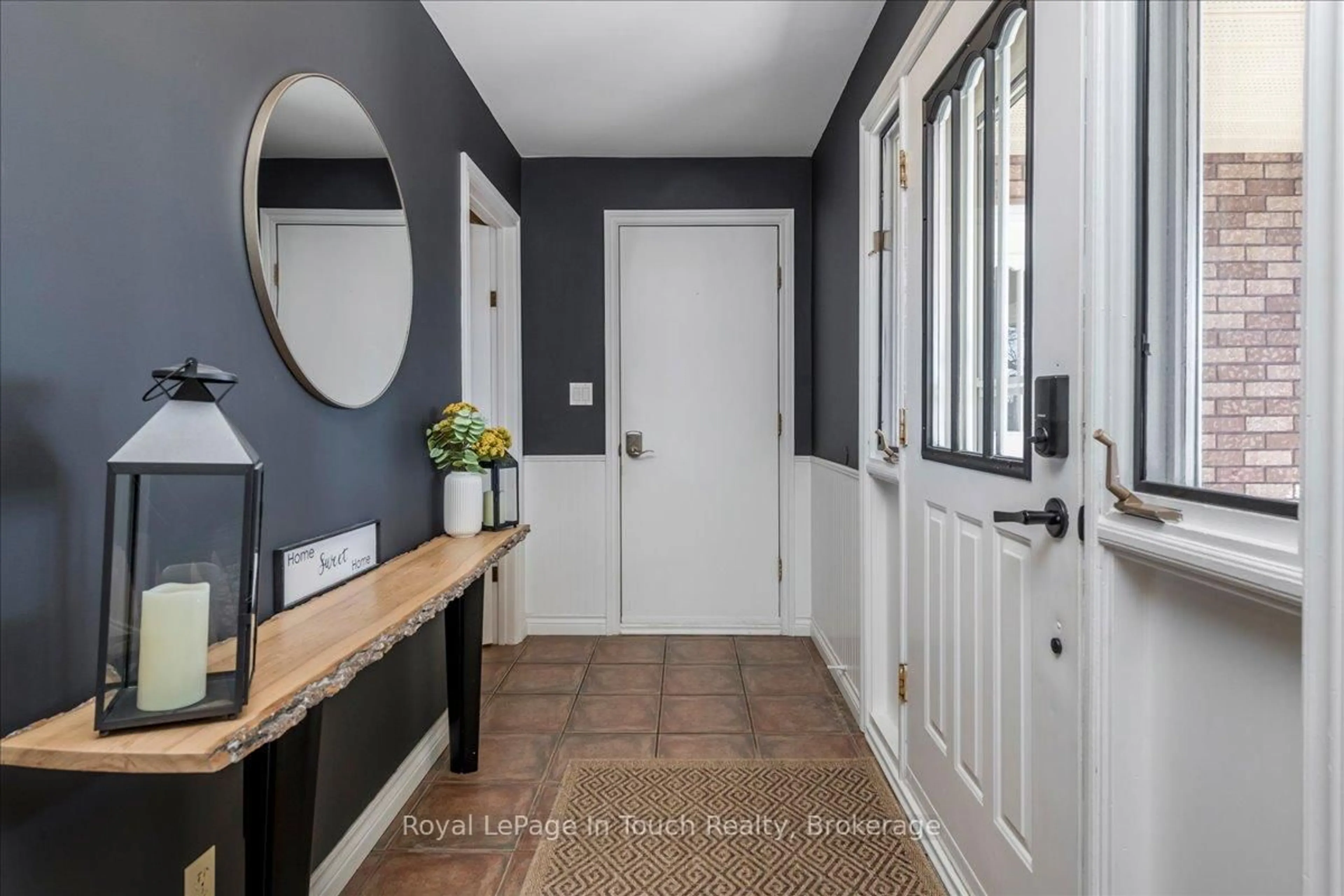Indoor entryway for 93 Edward St, Penetanguishene Ontario L9M 1J3